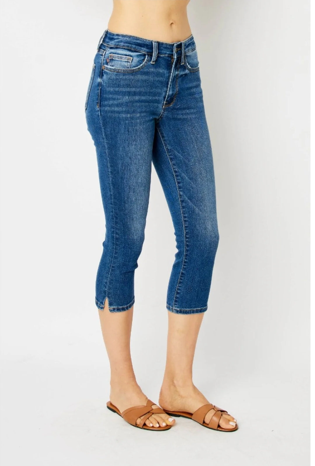 JUDY BLUE MID RISE CAPRI WITH SIDE SLIT