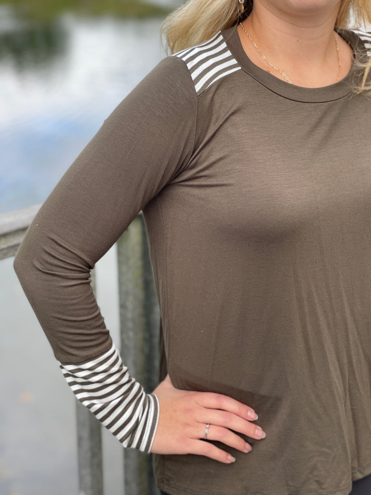 OLIVE/STRIPED CONTRAST KNIT TOP