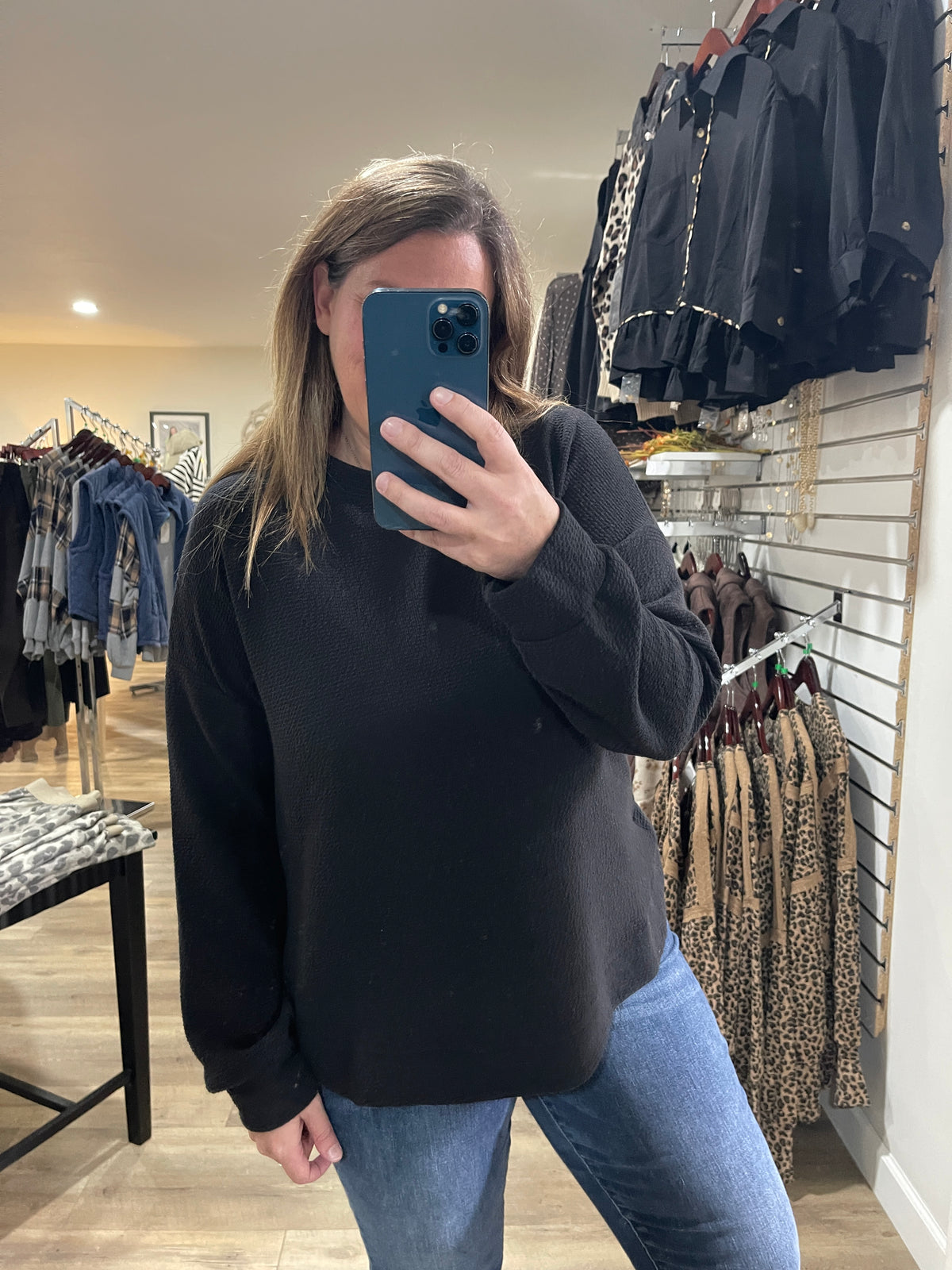 BLACK CLOUD FABRIC CURVED HEM KNIT TOP