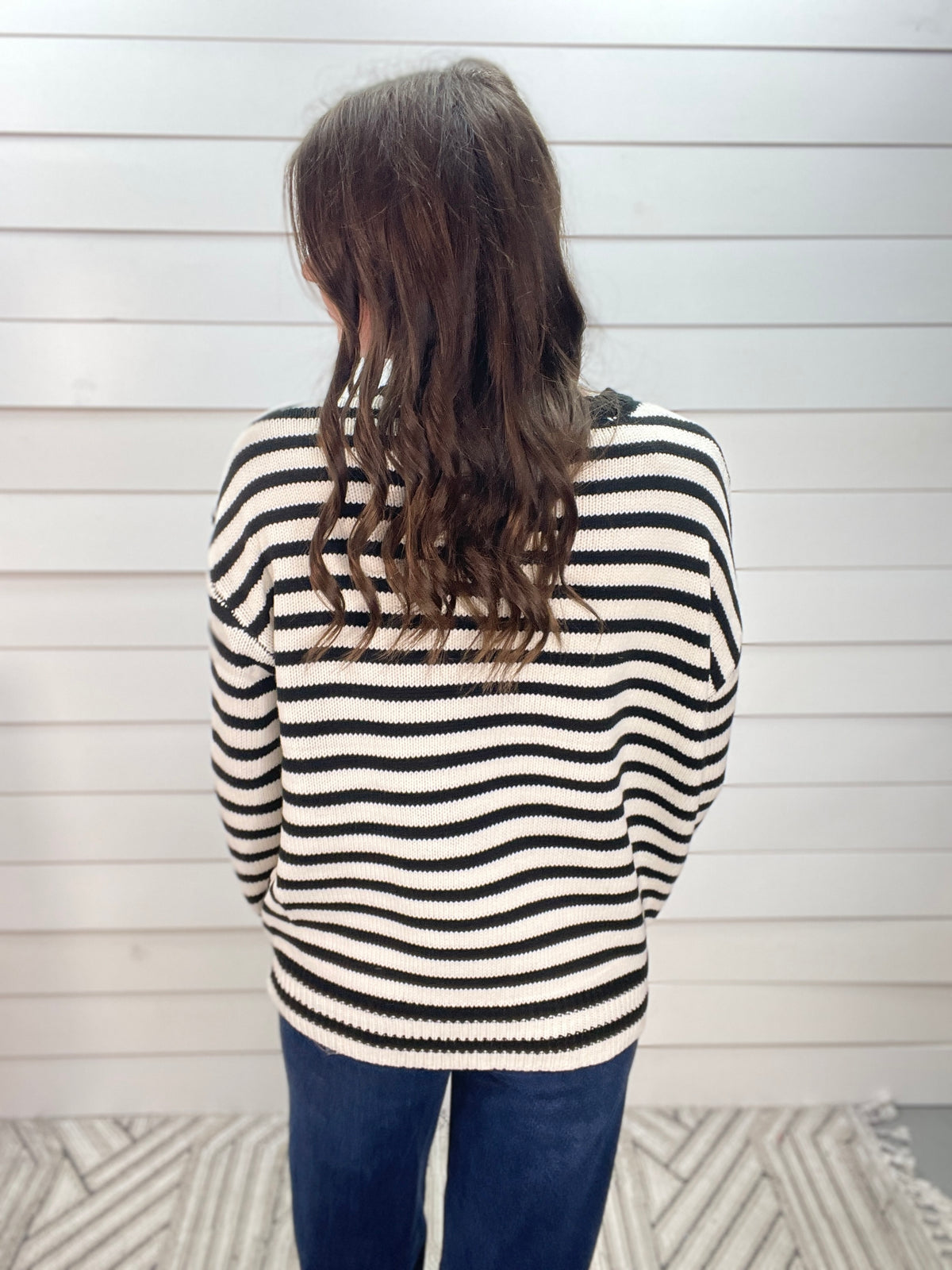 BLACK/WHITE STRIPED KNIT SWEATER