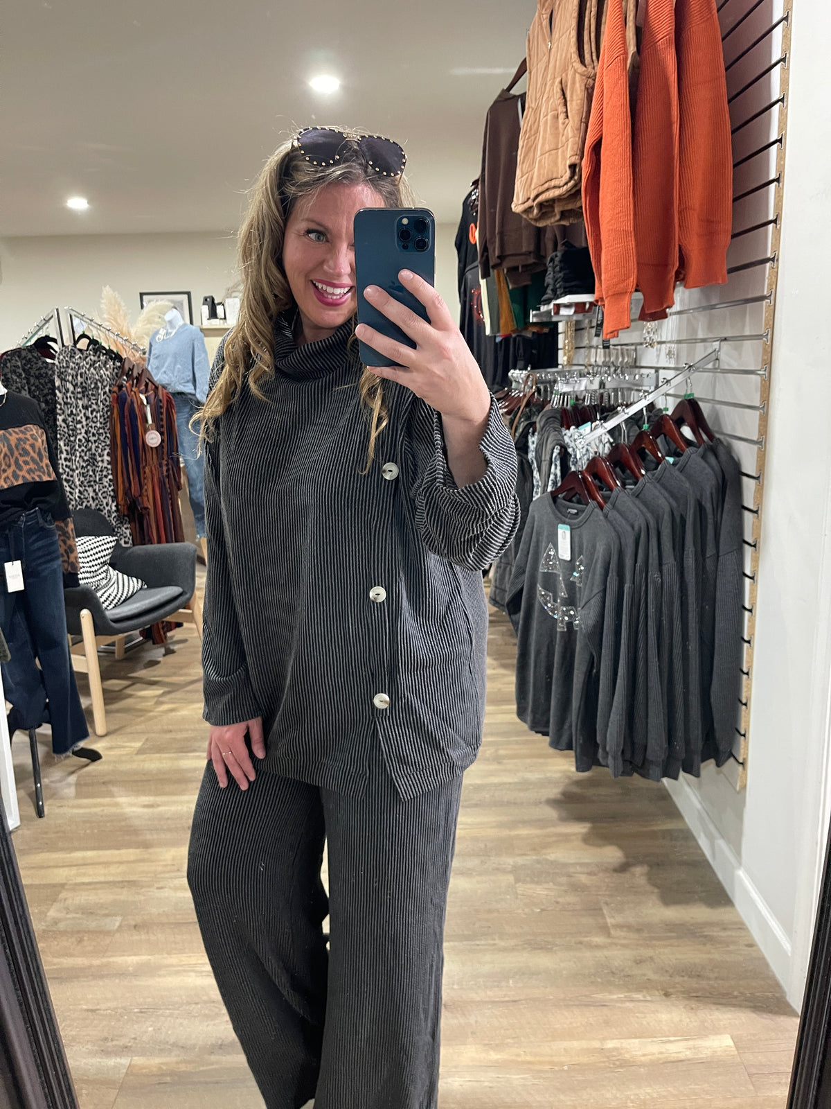 DEAR SCARLETT LAVISH RAISED RIBBED BUTTON TRIM SET - BLACK