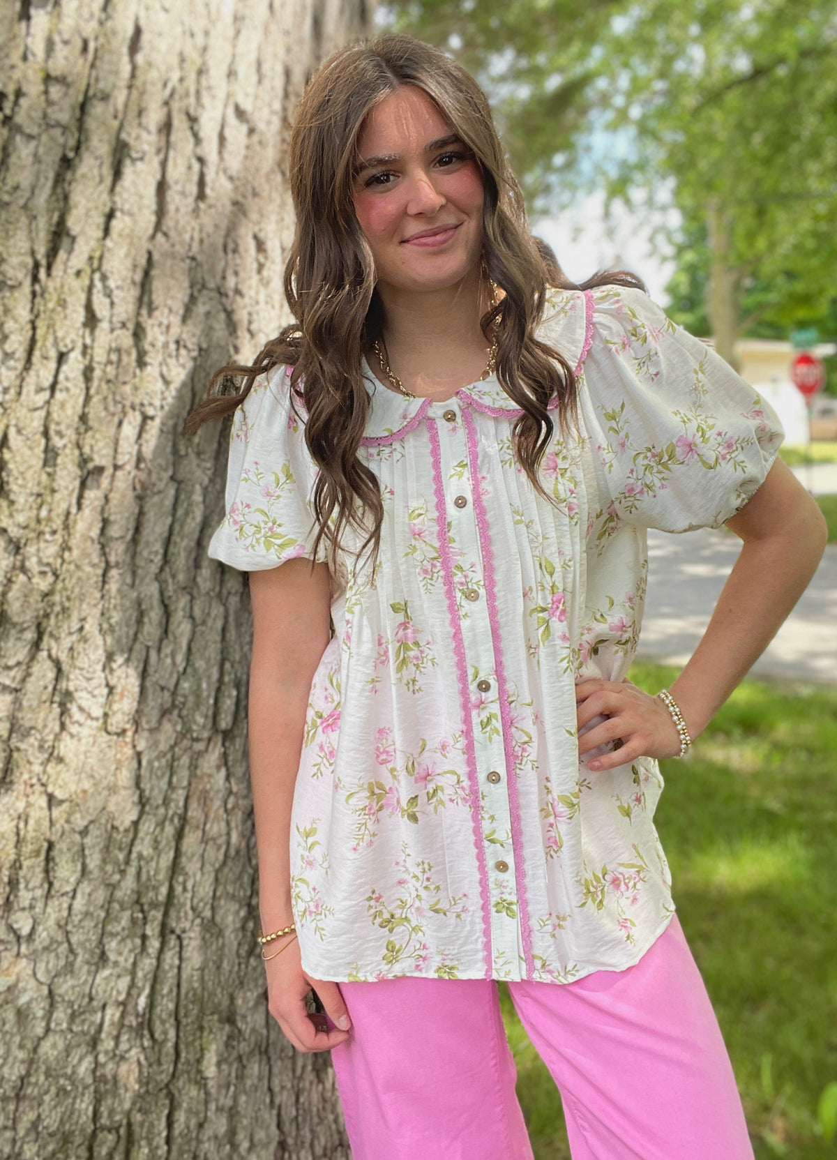 WHITE/LAVENDER FLORAL WOVEN TOP W/ SCALLOPED LACE TRIM