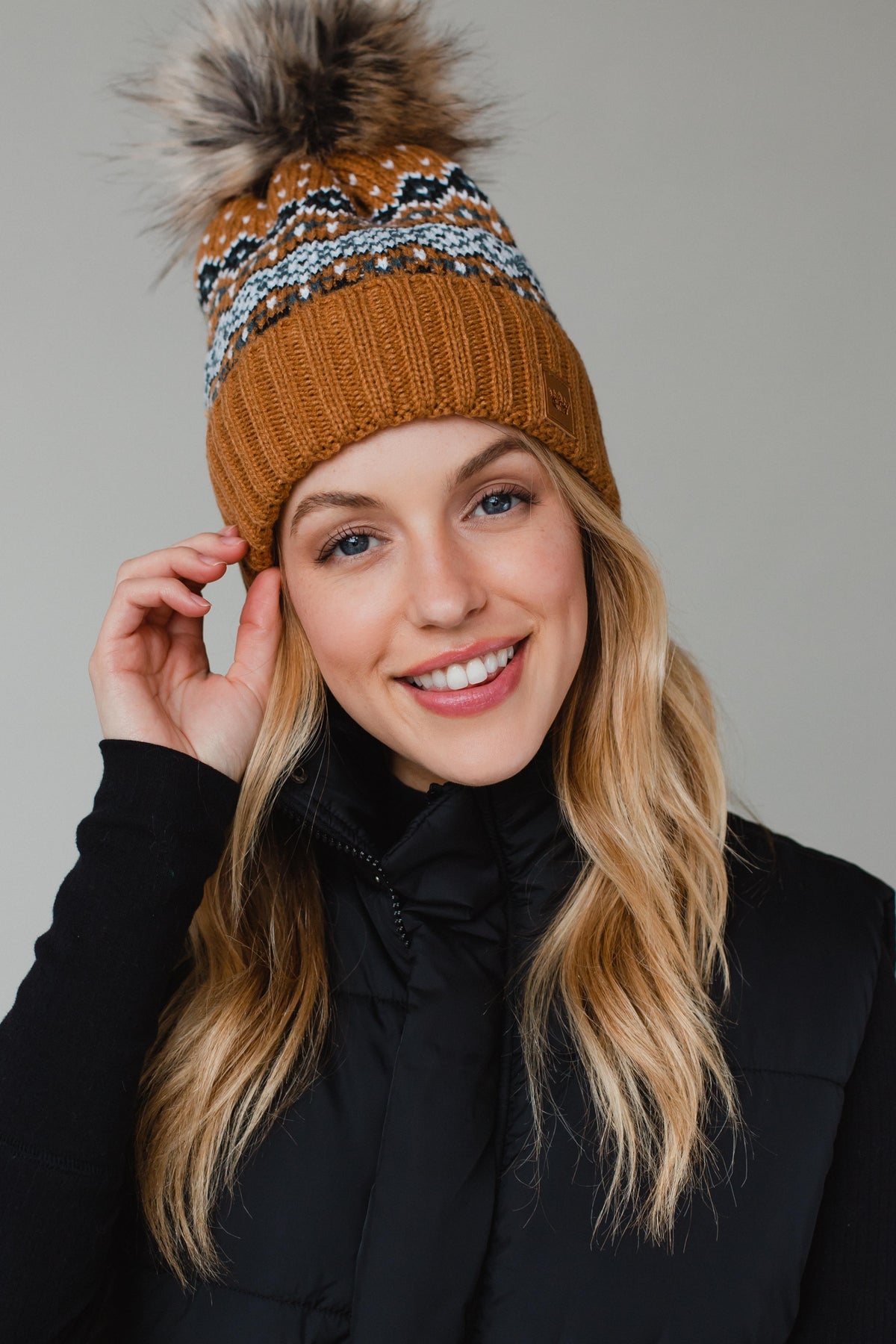 CAMEL, BLACK AND WHITE PATTERNED POM HAT