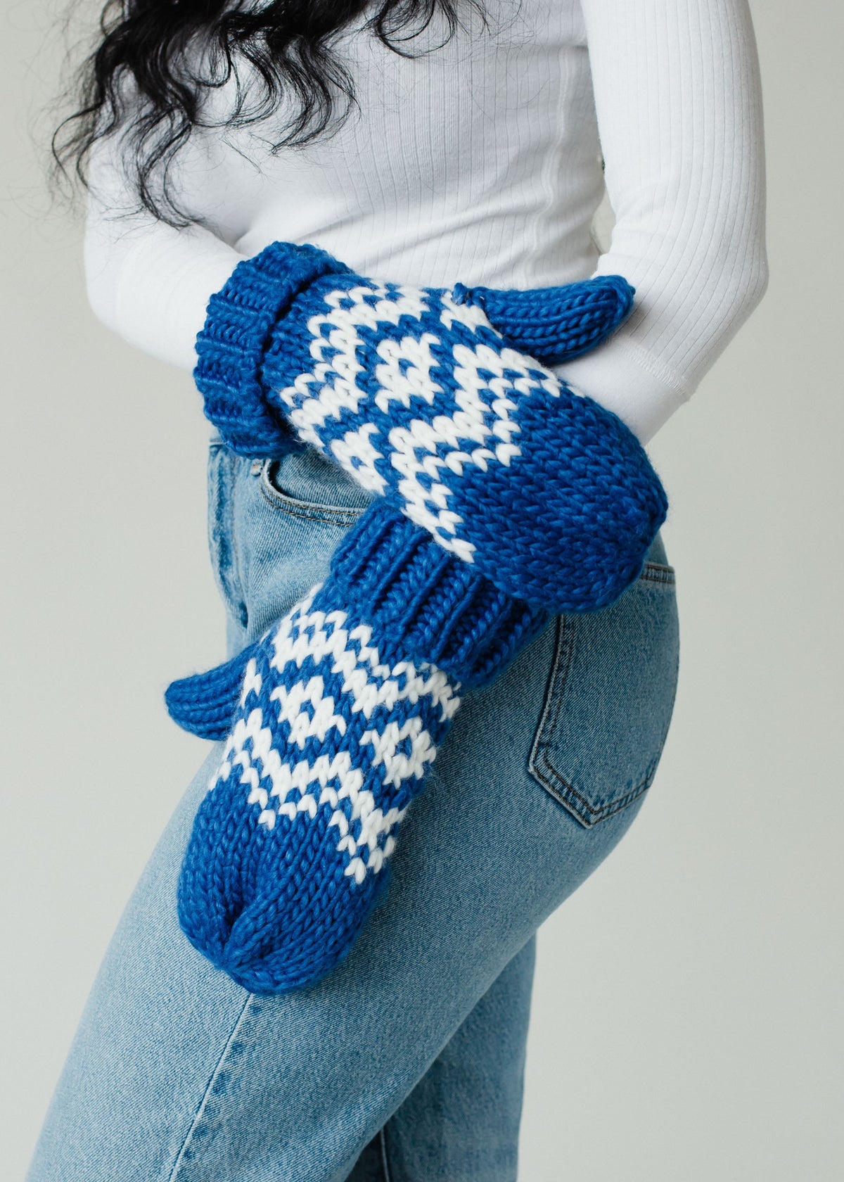 BLUE AND WHITE PATTERNED MITTENS