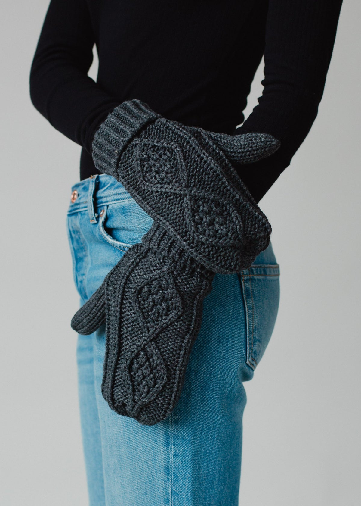 DARK GREY CABLE KNIT MITTENS