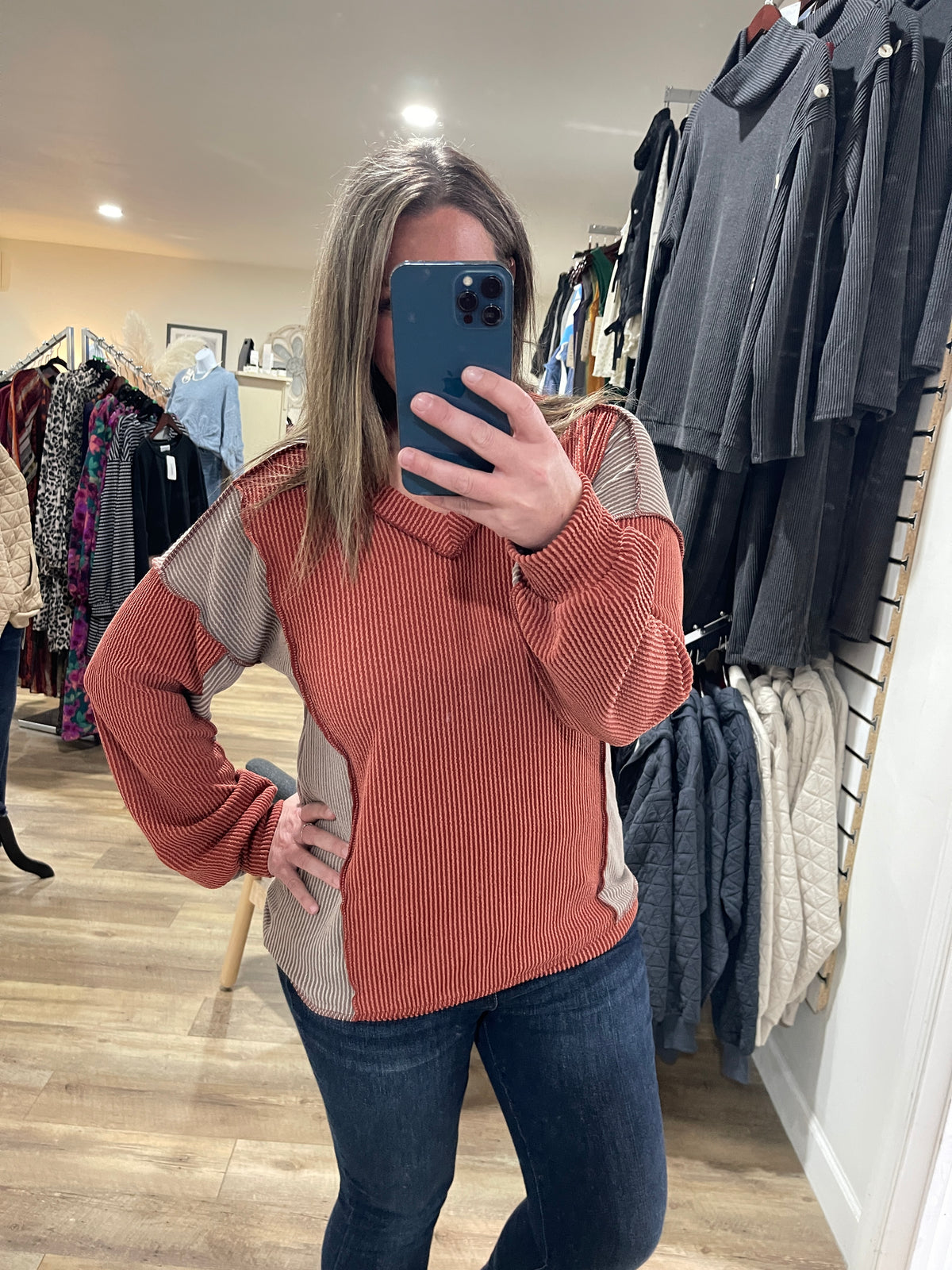 RUST/MOCHA COLORBLOCK RAISED RIBBED KNIT TOP