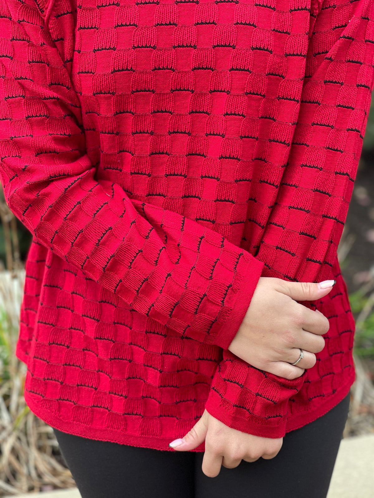 RED/BLACK TEXTURE MOCK NECK SWEATER