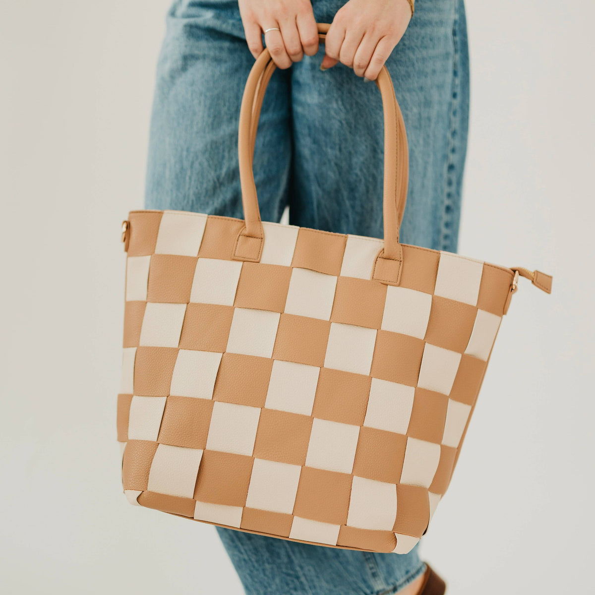 Pretty Simple - Courtney Checkered Tote: Woven Checkered Black