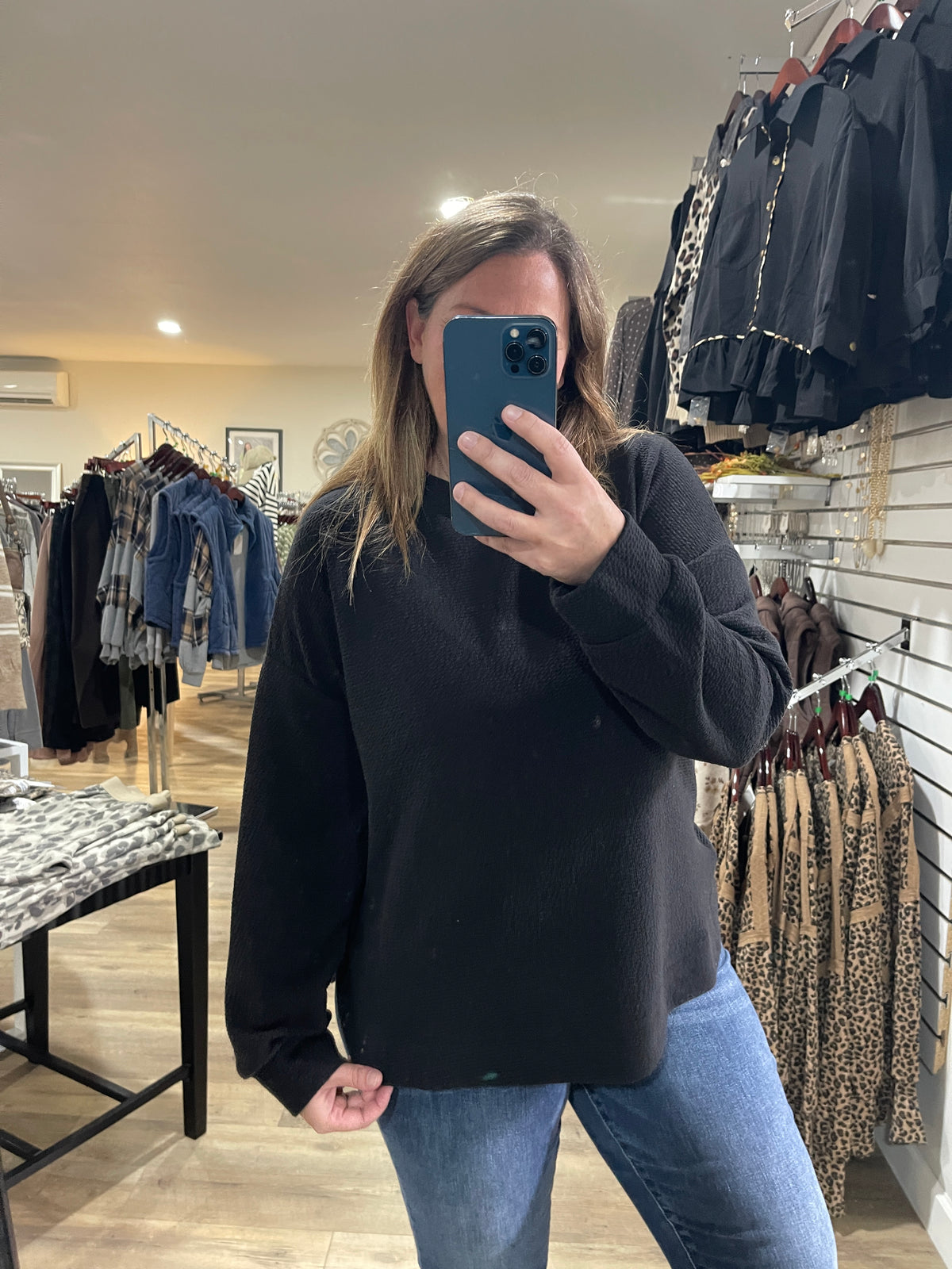 BLACK CLOUD FABRIC CURVED HEM KNIT TOP