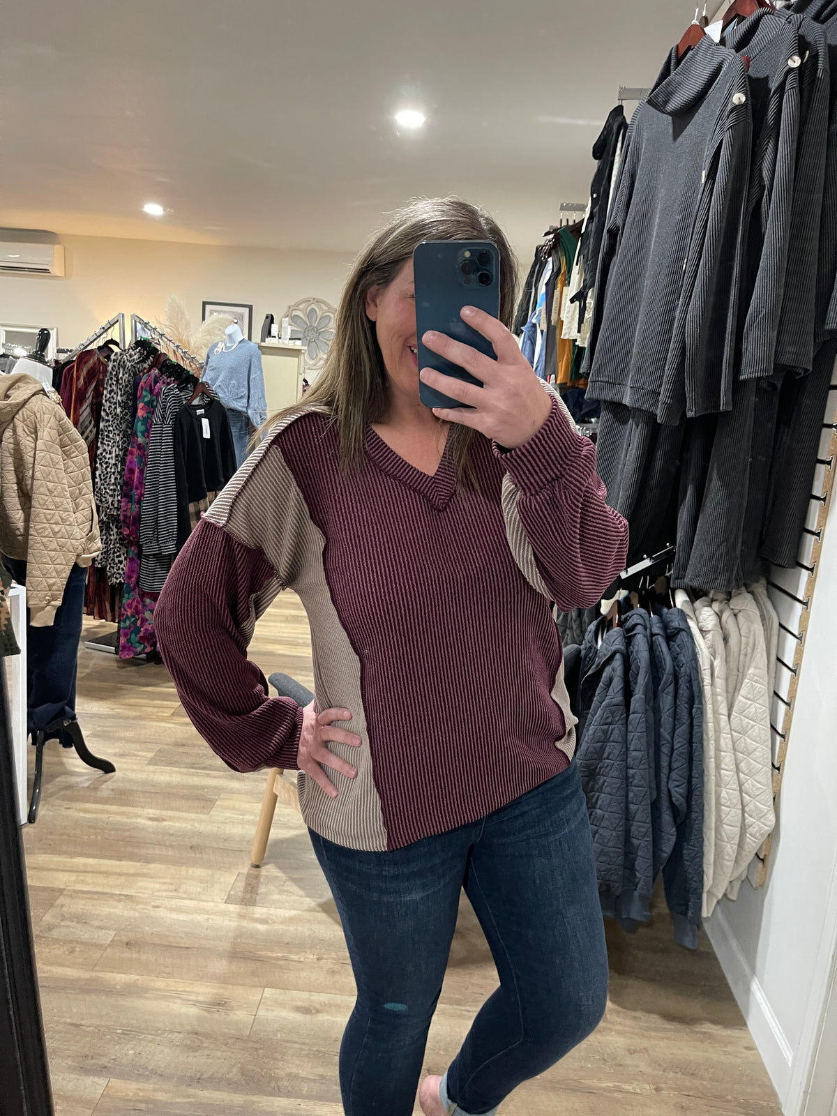 BURGUNDY/MOCHA COLORBLOCK RAISED RIBBED V NECK TOP