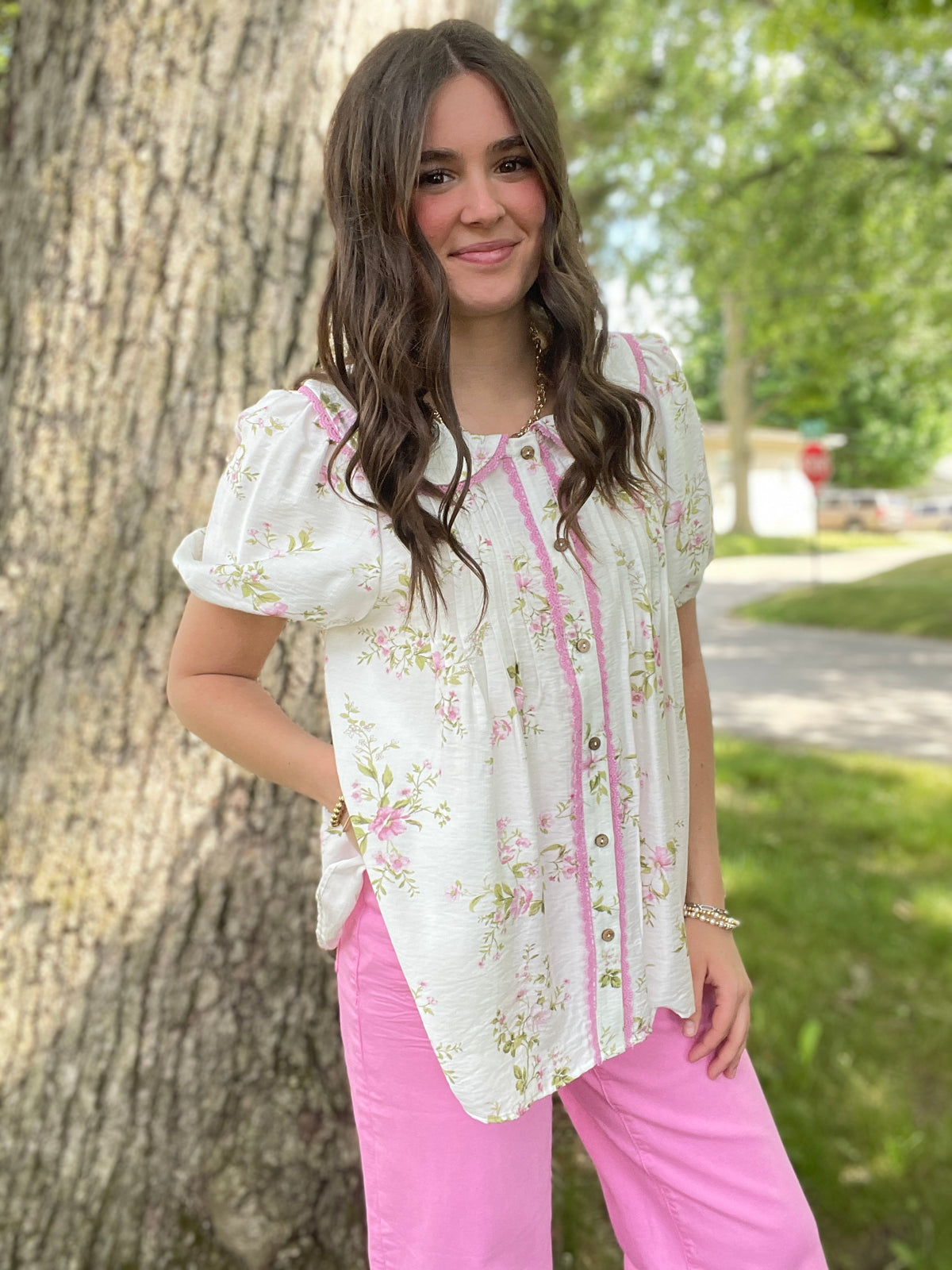 WHITE/LAVENDER FLORAL WOVEN TOP W/ SCALLOPED LACE TRIM
