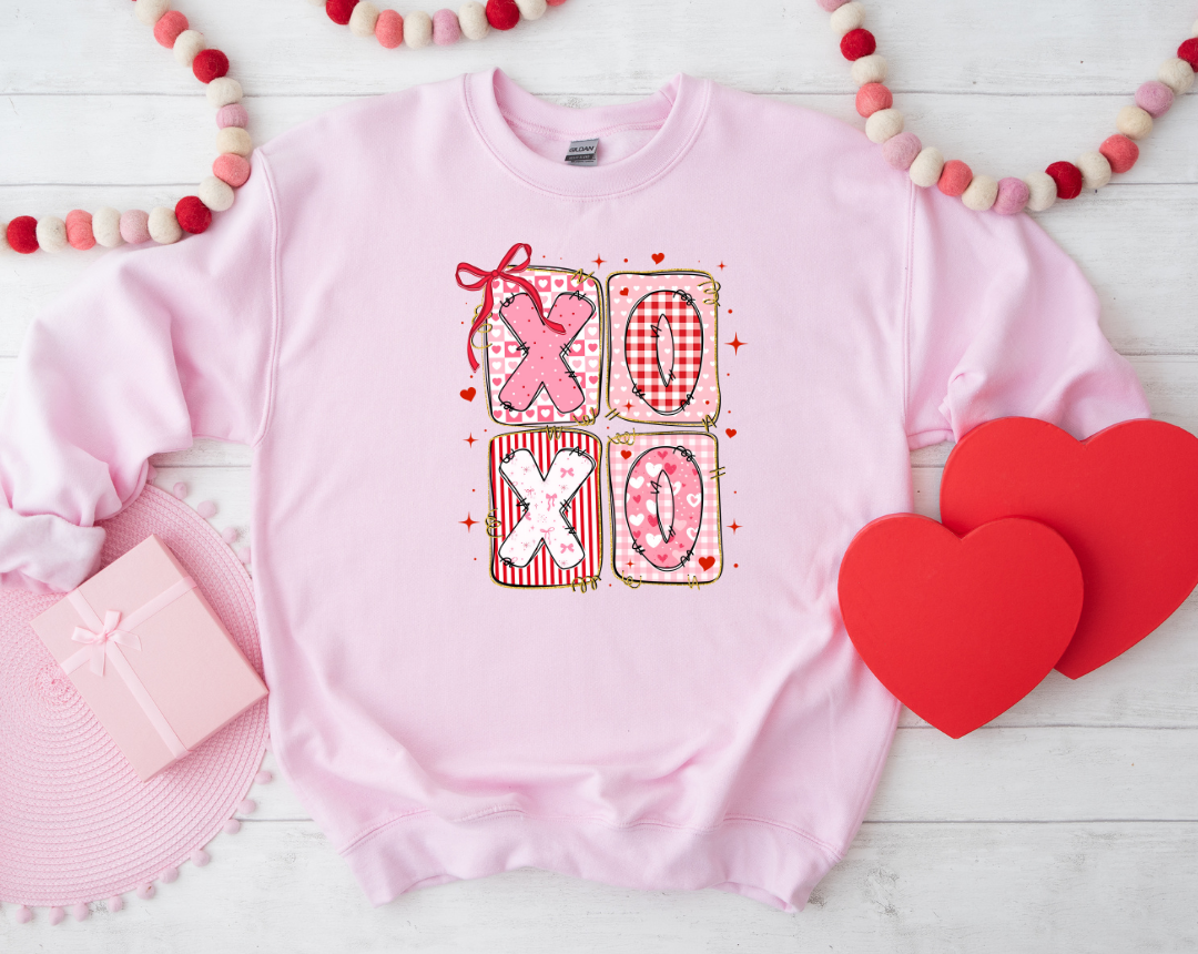 XOXO BLOCK GRAPHIC SWEATSHIRT