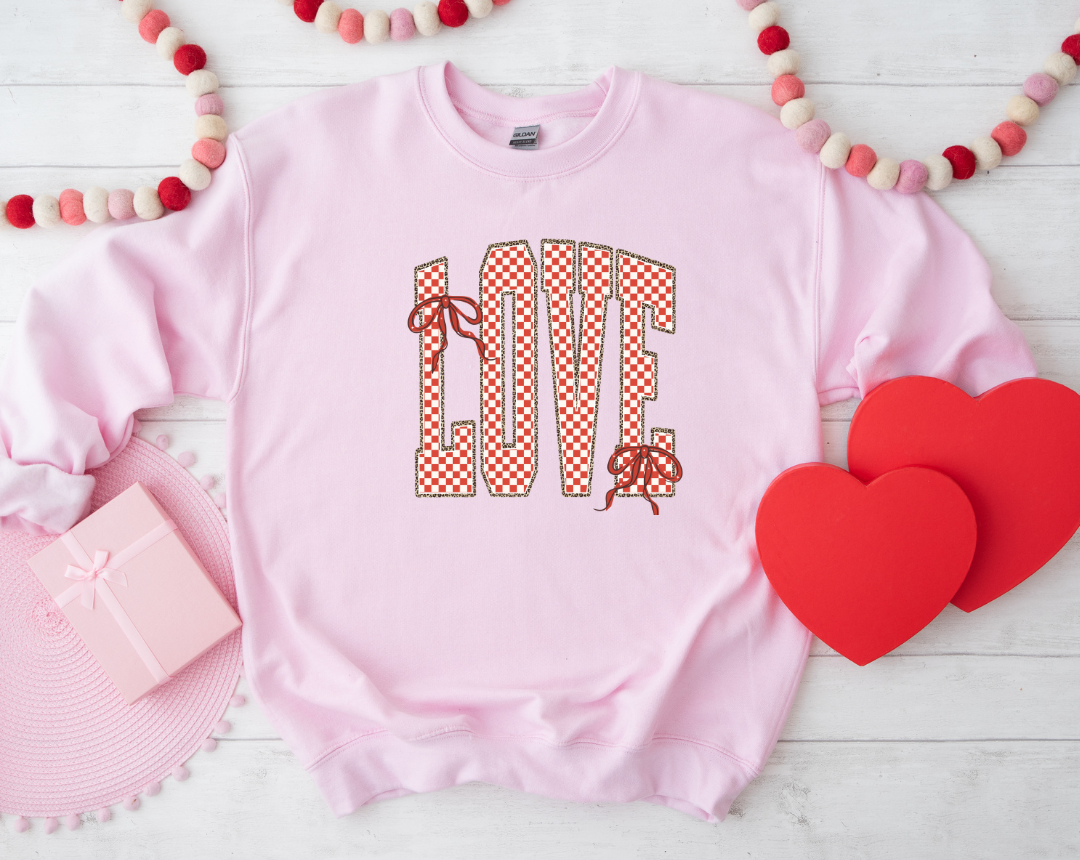 CHECKERED LOVE GRAPHIC SHORT SLEEVE TEE