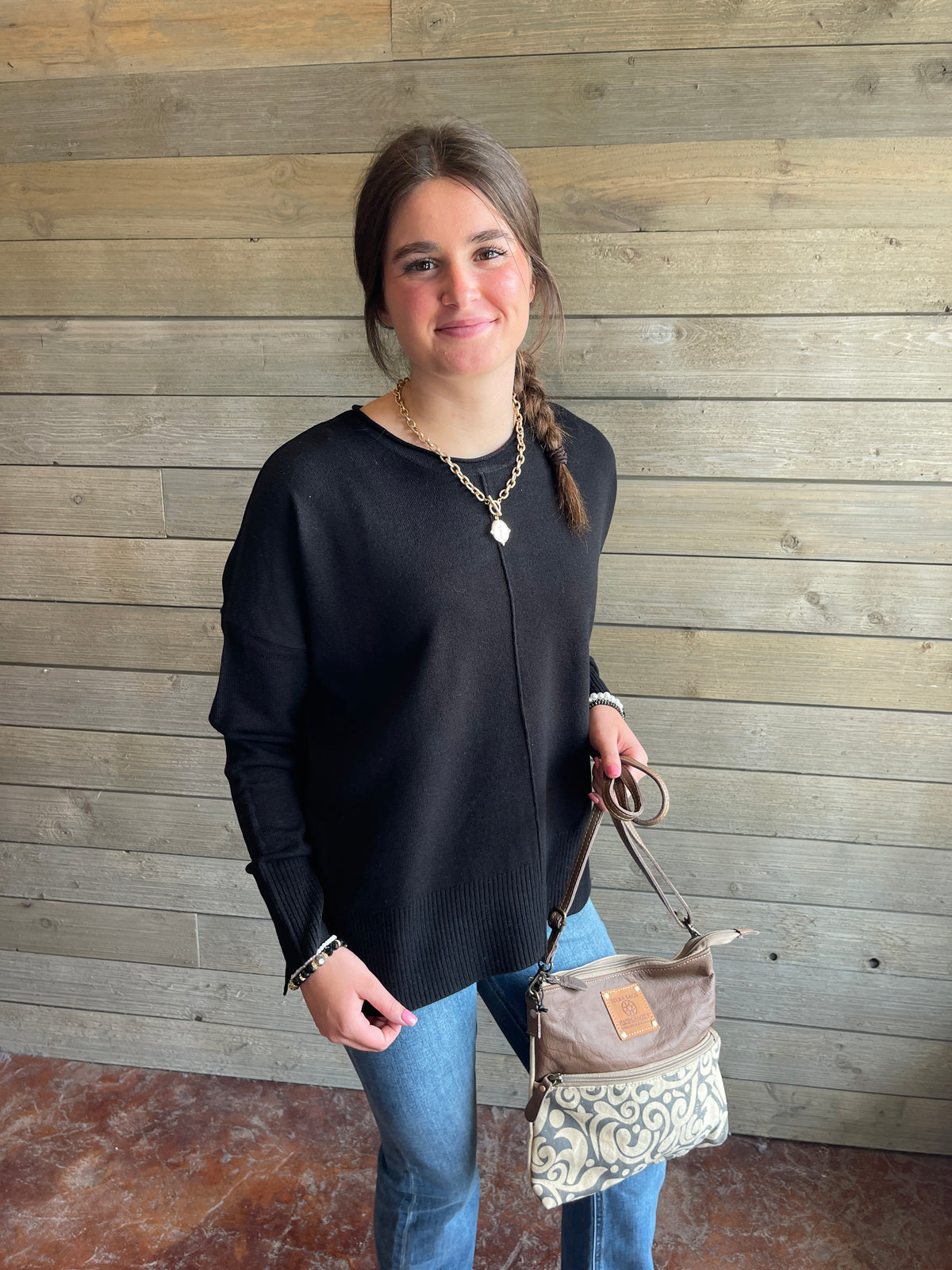 BLACK CREW NECK LOOSE FIT CENTER SEAM LIGHT WEIGHT SWEATER