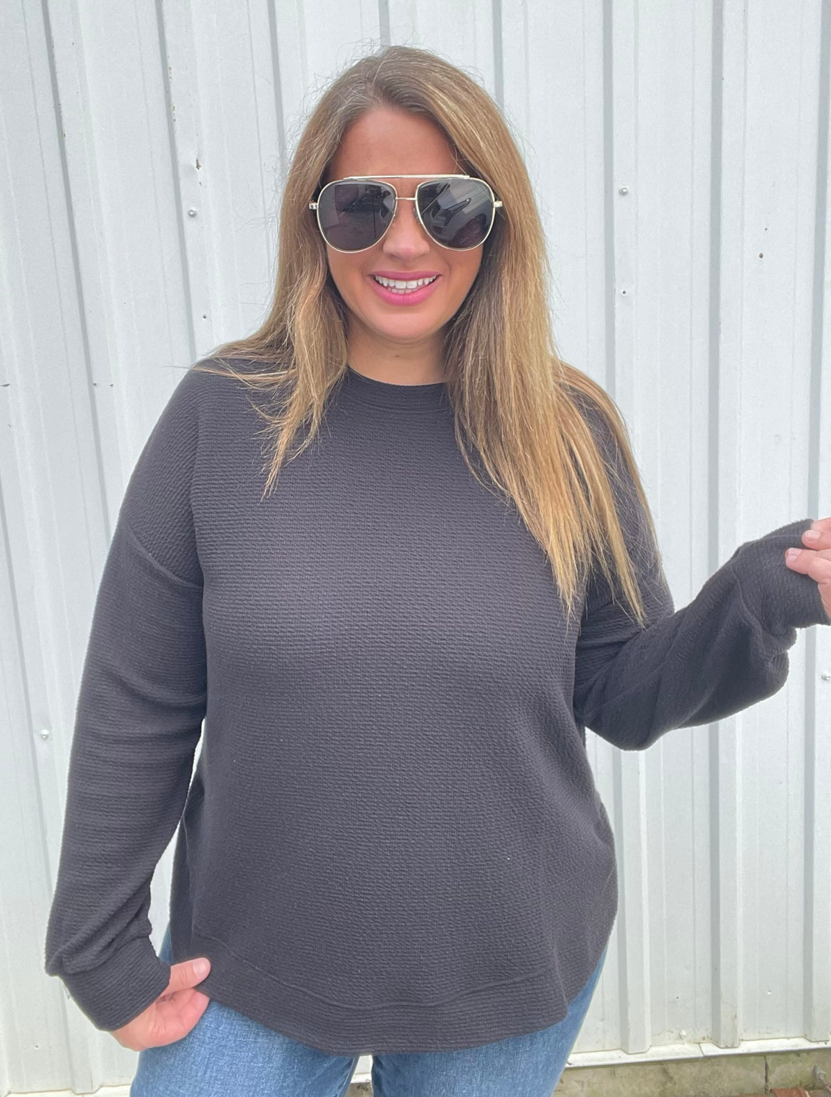 BLACK CLOUD FABRIC CURVED HEM KNIT TOP