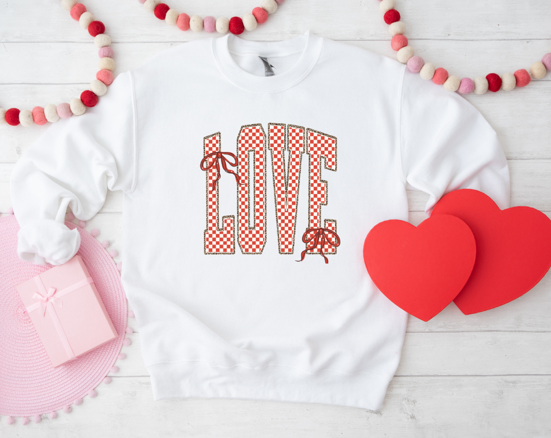 CHECKERED LOVE GRAPHIC SHORT SLEEVE TEE