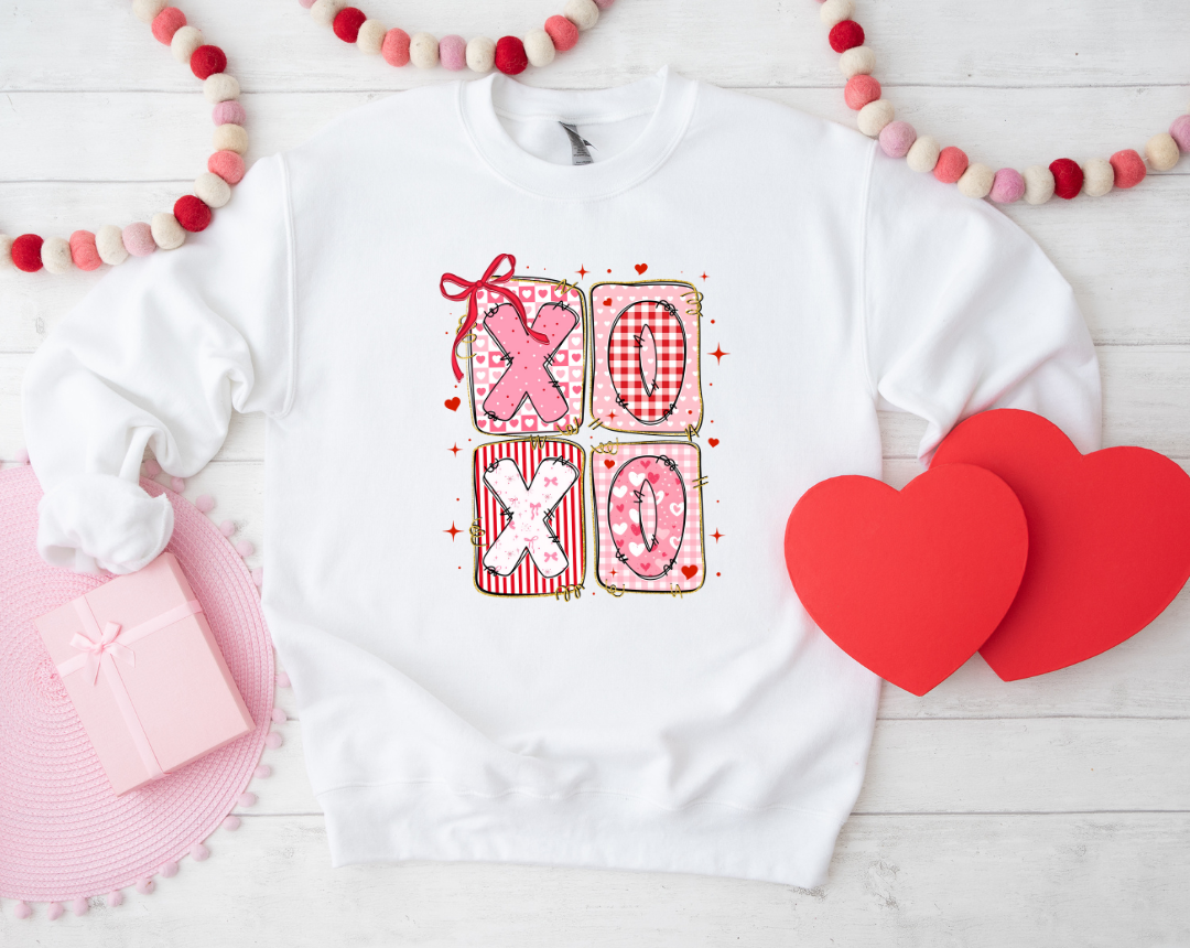 XOXO BLOCK GRAPHIC SWEATSHIRT