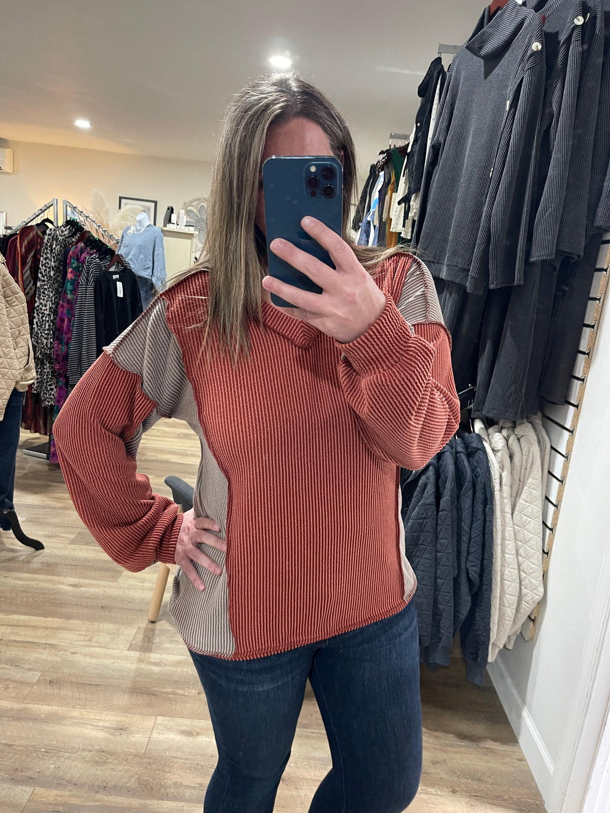 RUST/MOCHA COLORBLOCK RAISED RIBBED KNIT TOP
