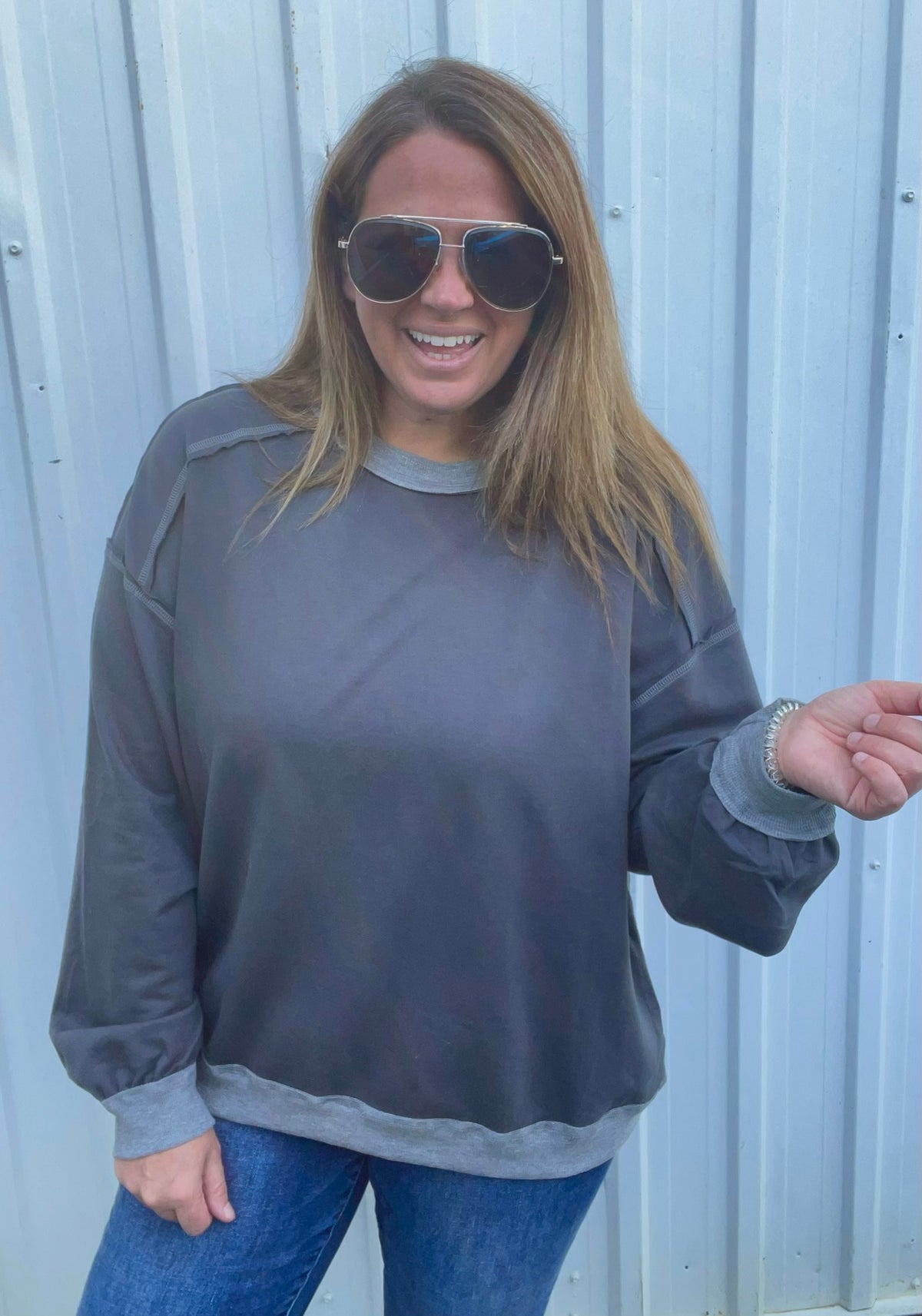 CHARCOAL EXPOSED SEAMS KNIT TOP