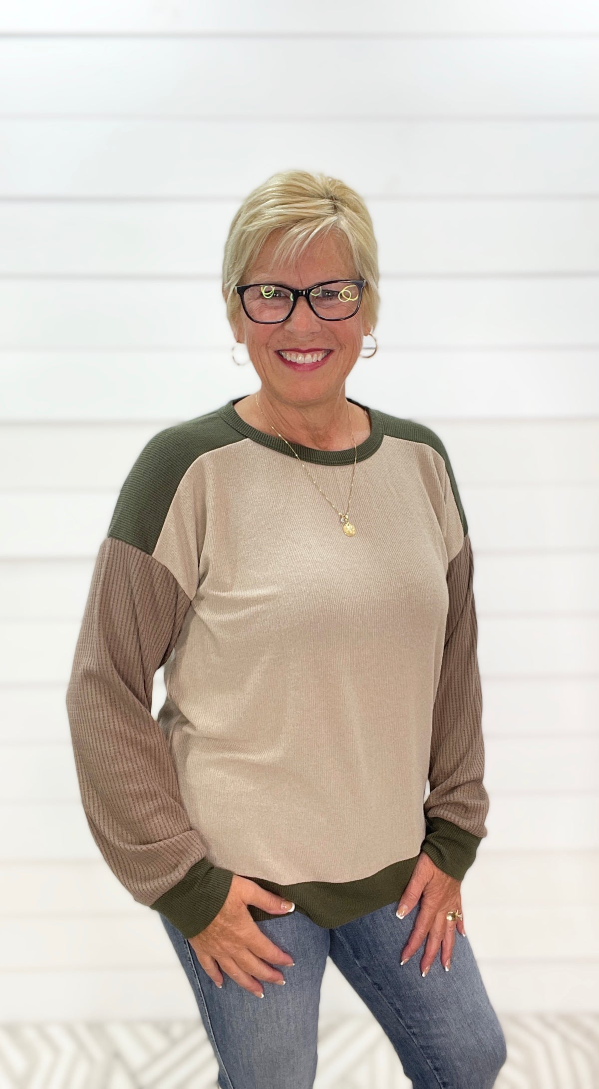 MOCHA/TAUPE COLOR BLOCK CREW NECK KNIT TOP