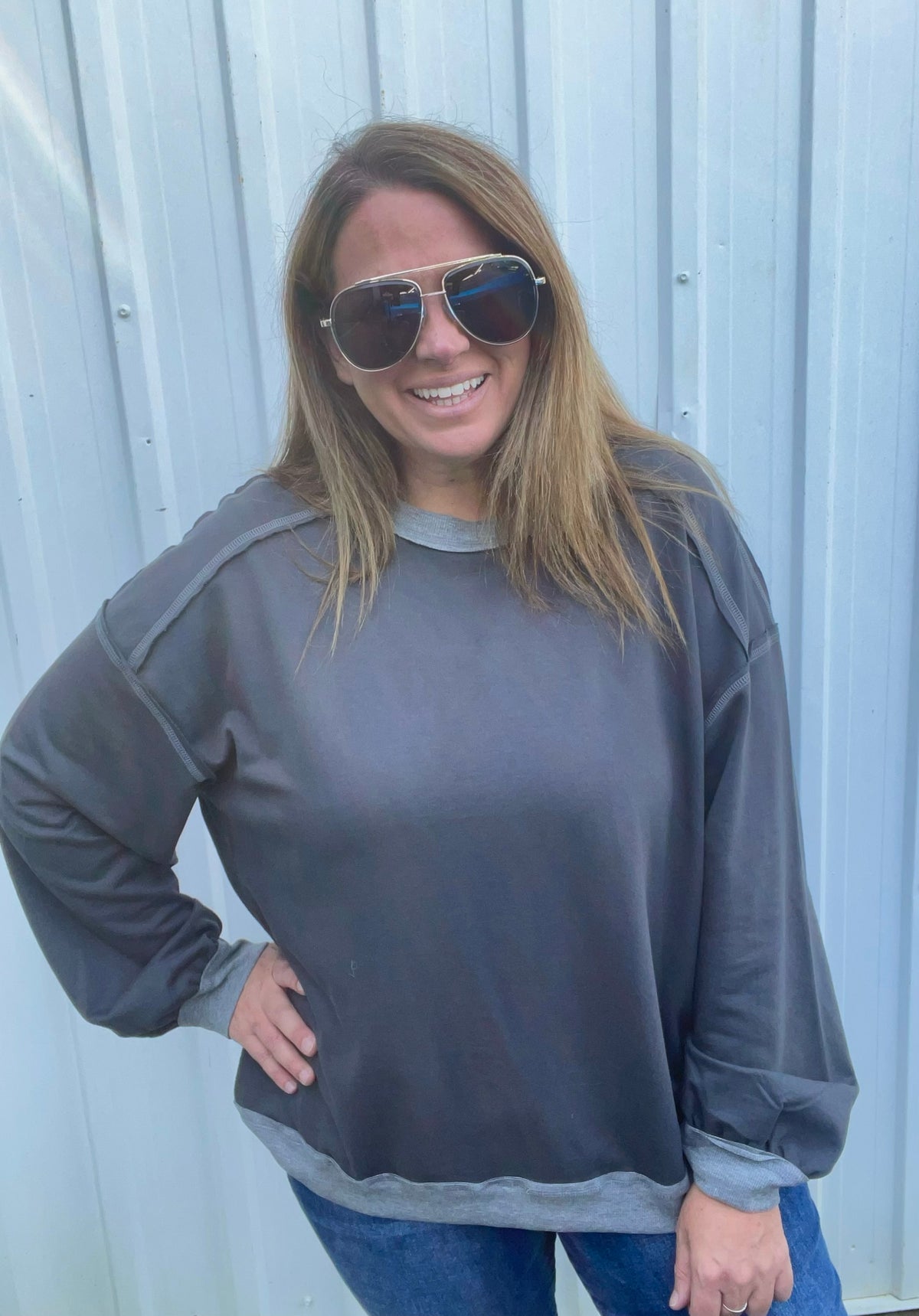 CHARCOAL EXPOSED SEAMS KNIT TOP