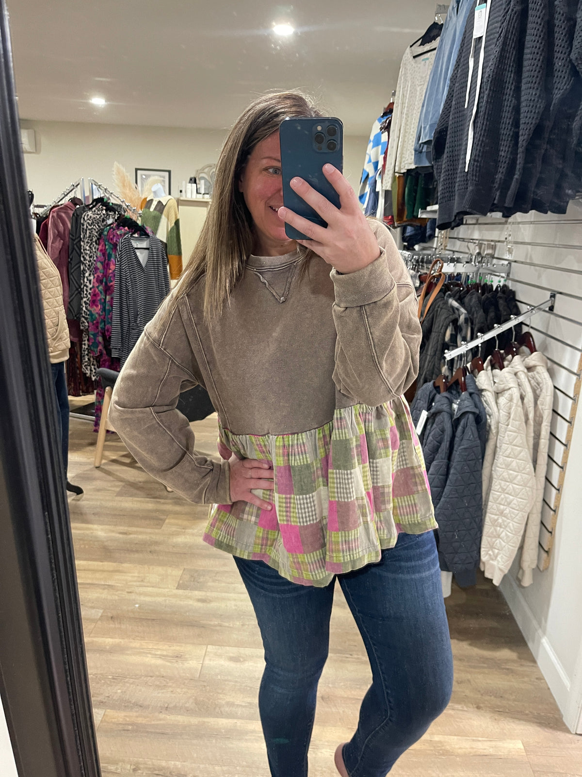 TAUPE/ PLAID OVERSIZED RUFFLE BOTTOM PULLOVER
