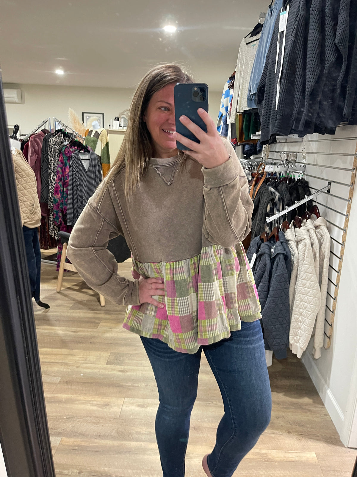 TAUPE/ PLAID OVERSIZED RUFFLE BOTTOM PULLOVER