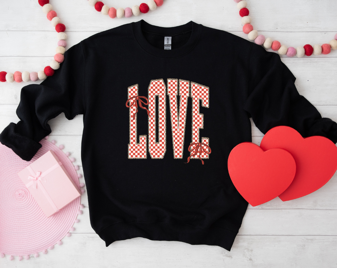 CHECKERED LOVE GRAPHIC SHORT SLEEVE TEE