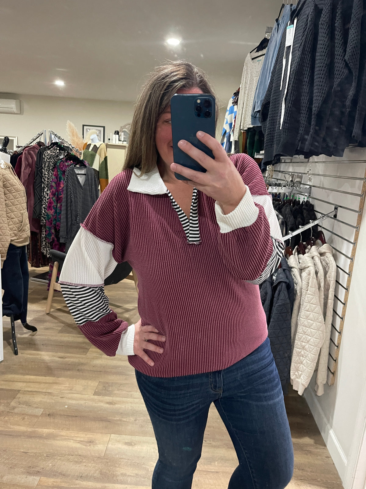 BURGUNDY RAISED RIBBED V NECK CONTAST SLEEVE KNIT TOP