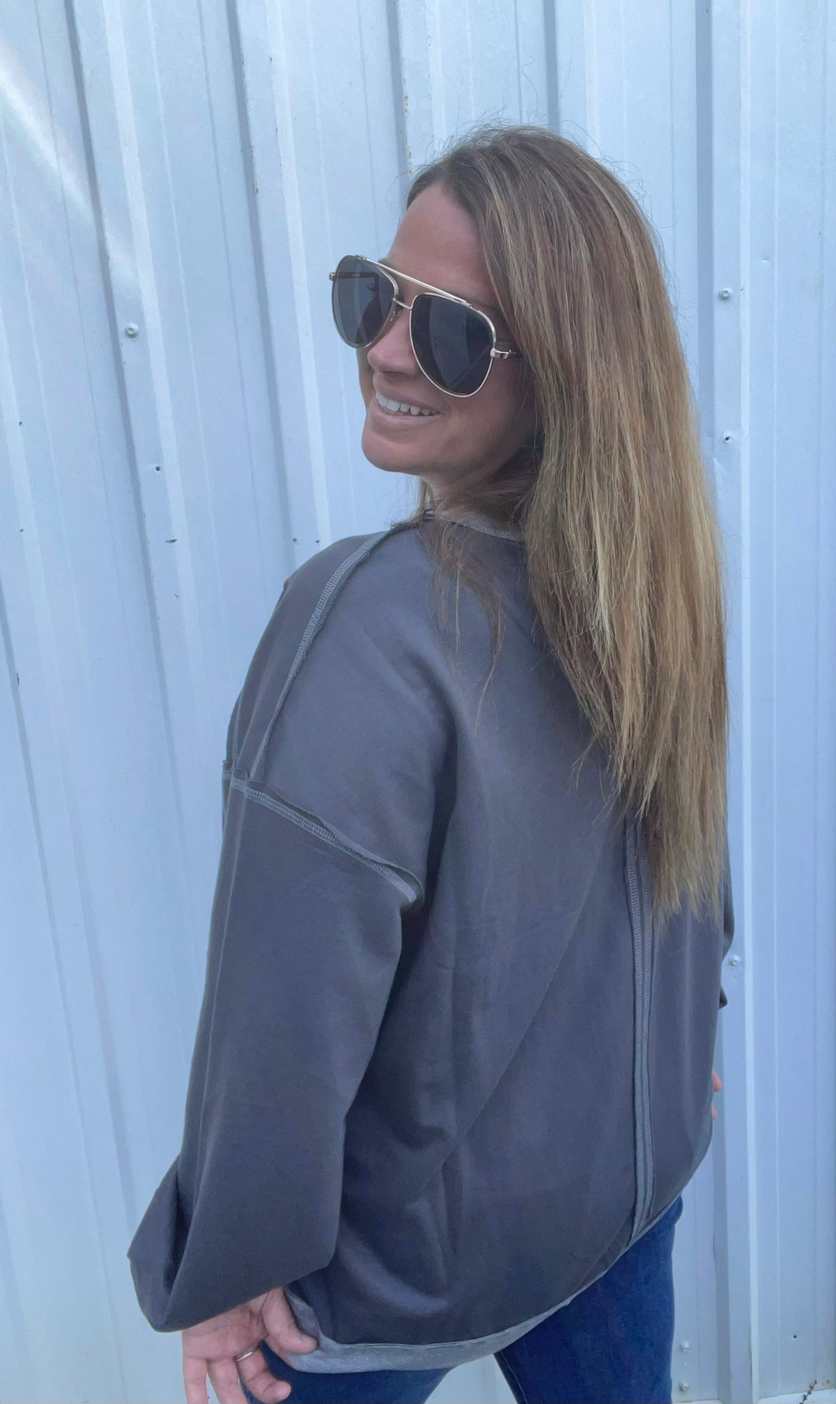 CHARCOAL EXPOSED SEAMS KNIT TOP
