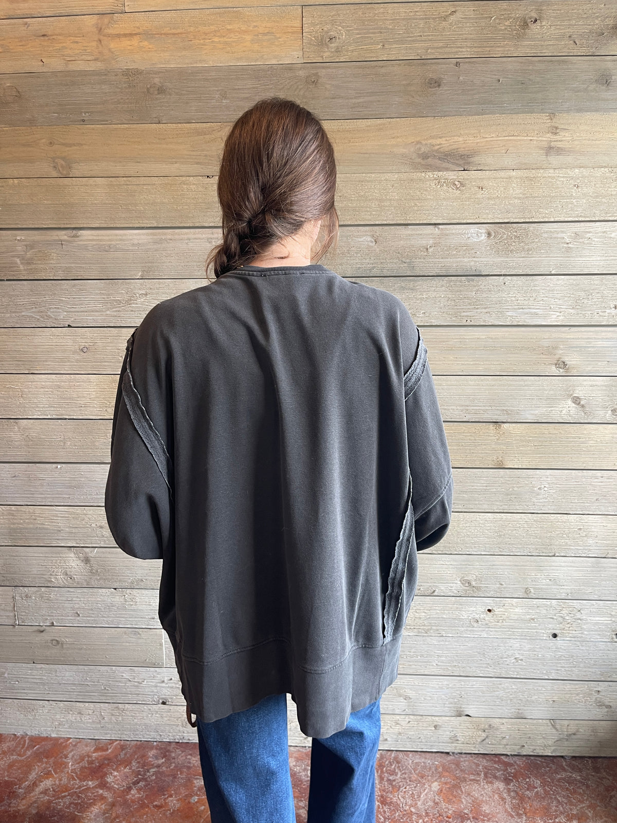 DARK GREY OVERSIZED MINERAL WASH TOP W/ RAW SEAMS