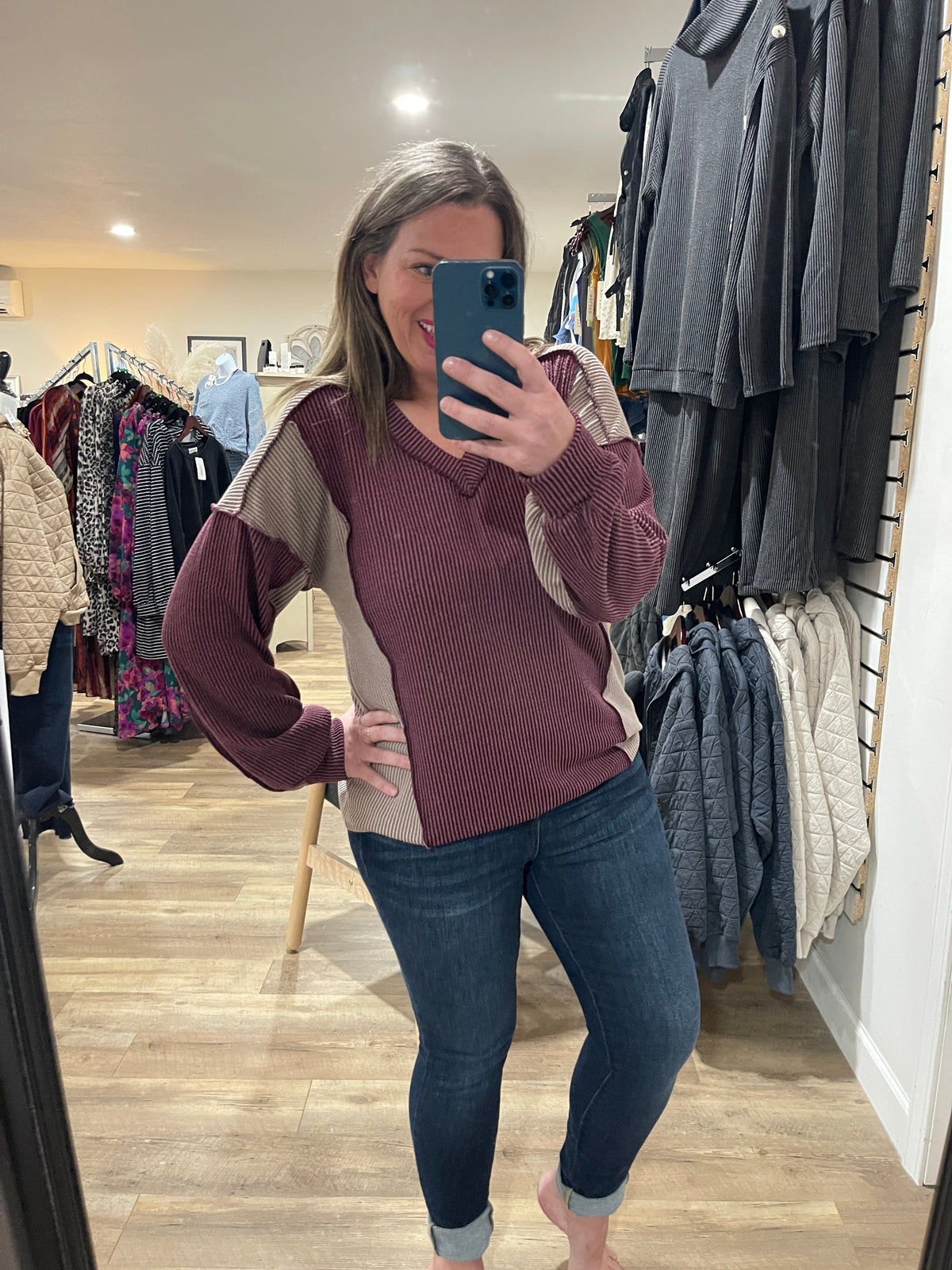 BURGUNDY/MOCHA COLORBLOCK RAISED RIBBED V NECK TOP