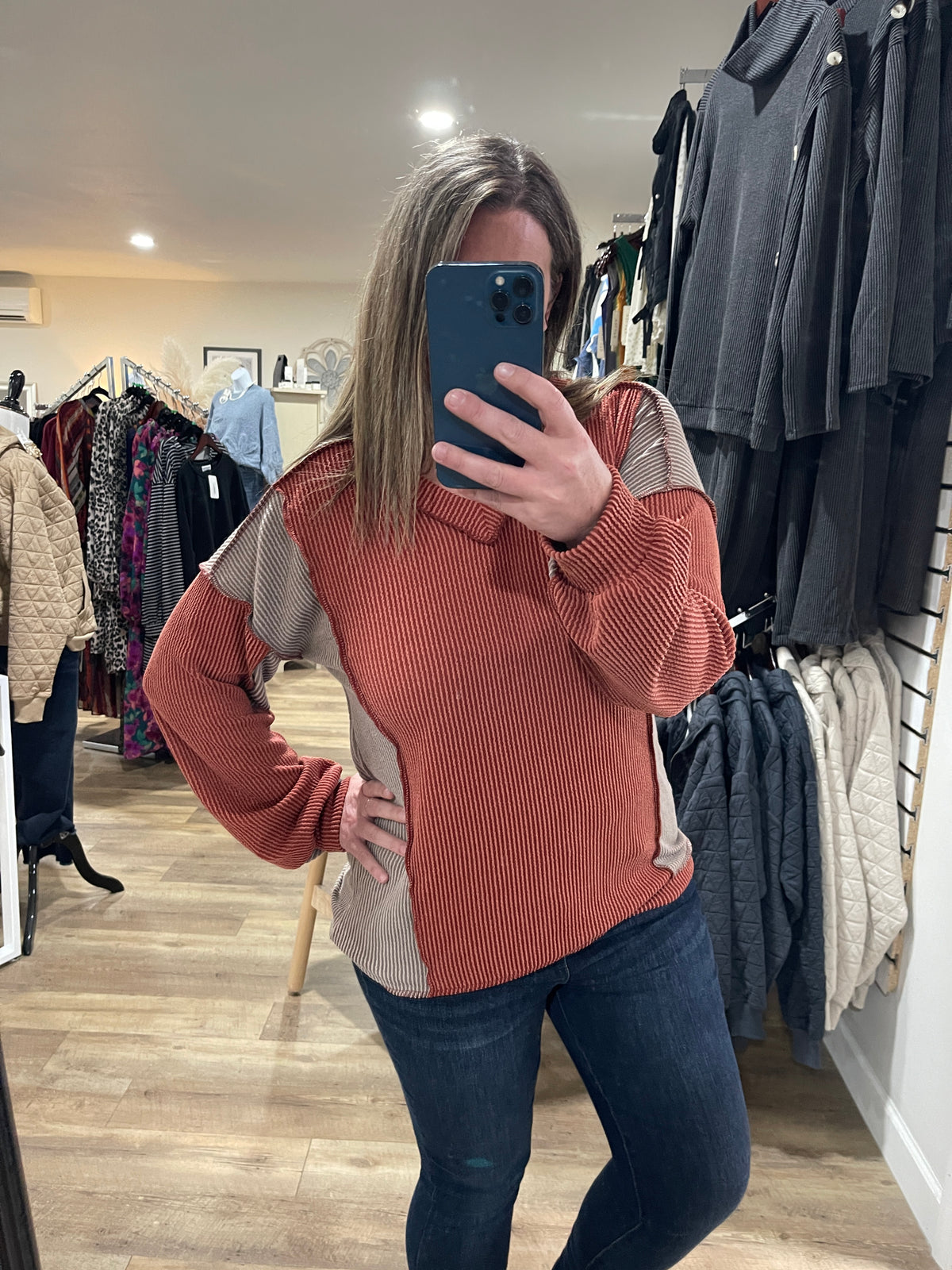 RUST/MOCHA COLORBLOCK RAISED RIBBED KNIT TOP