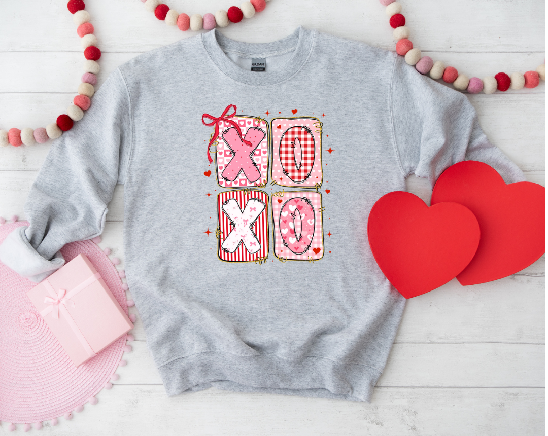 XOXO BLOCK GRAPHIC SWEATSHIRT