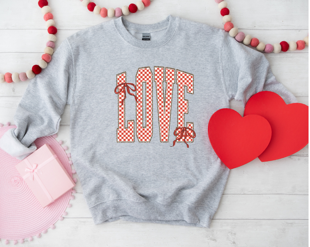 CHECKERED LOVE GRAPHIC SHORT SLEEVE TEE