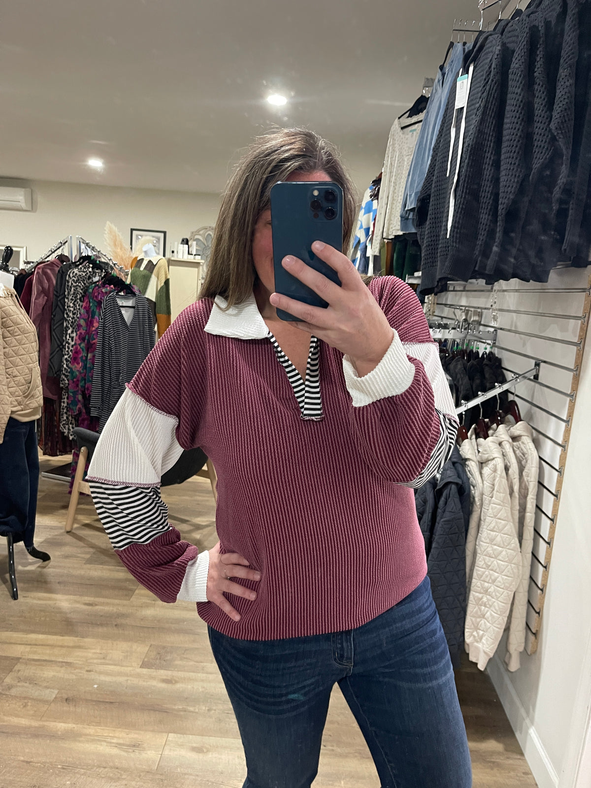 BURGUNDY RAISED RIBBED V NECK CONTAST SLEEVE KNIT TOP