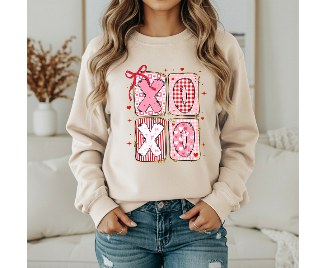 XOXO BLOCK GRAPHIC SWEATSHIRT