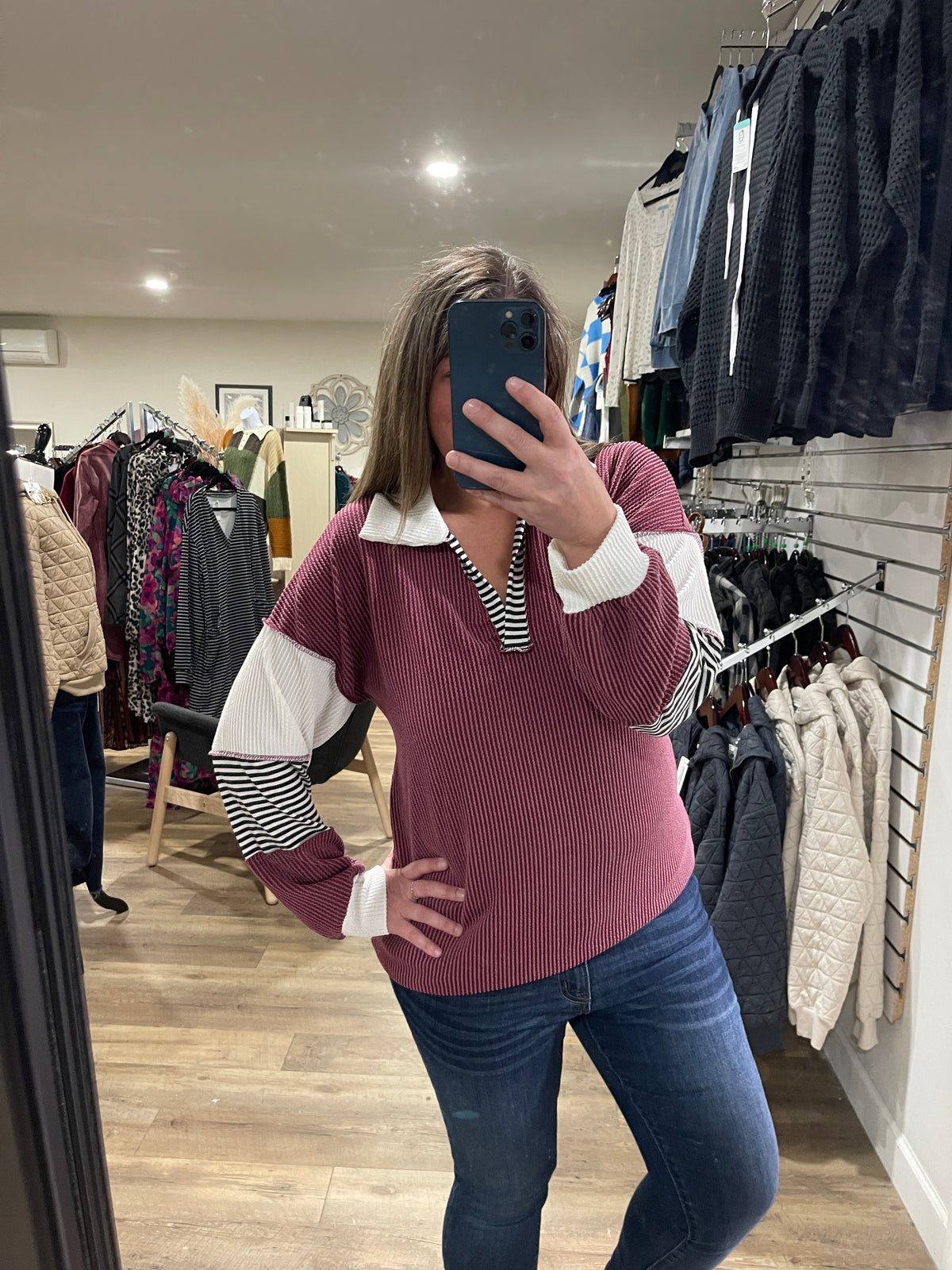 BURGUNDY RAISED RIBBED V NECK CONTAST SLEEVE KNIT TOP