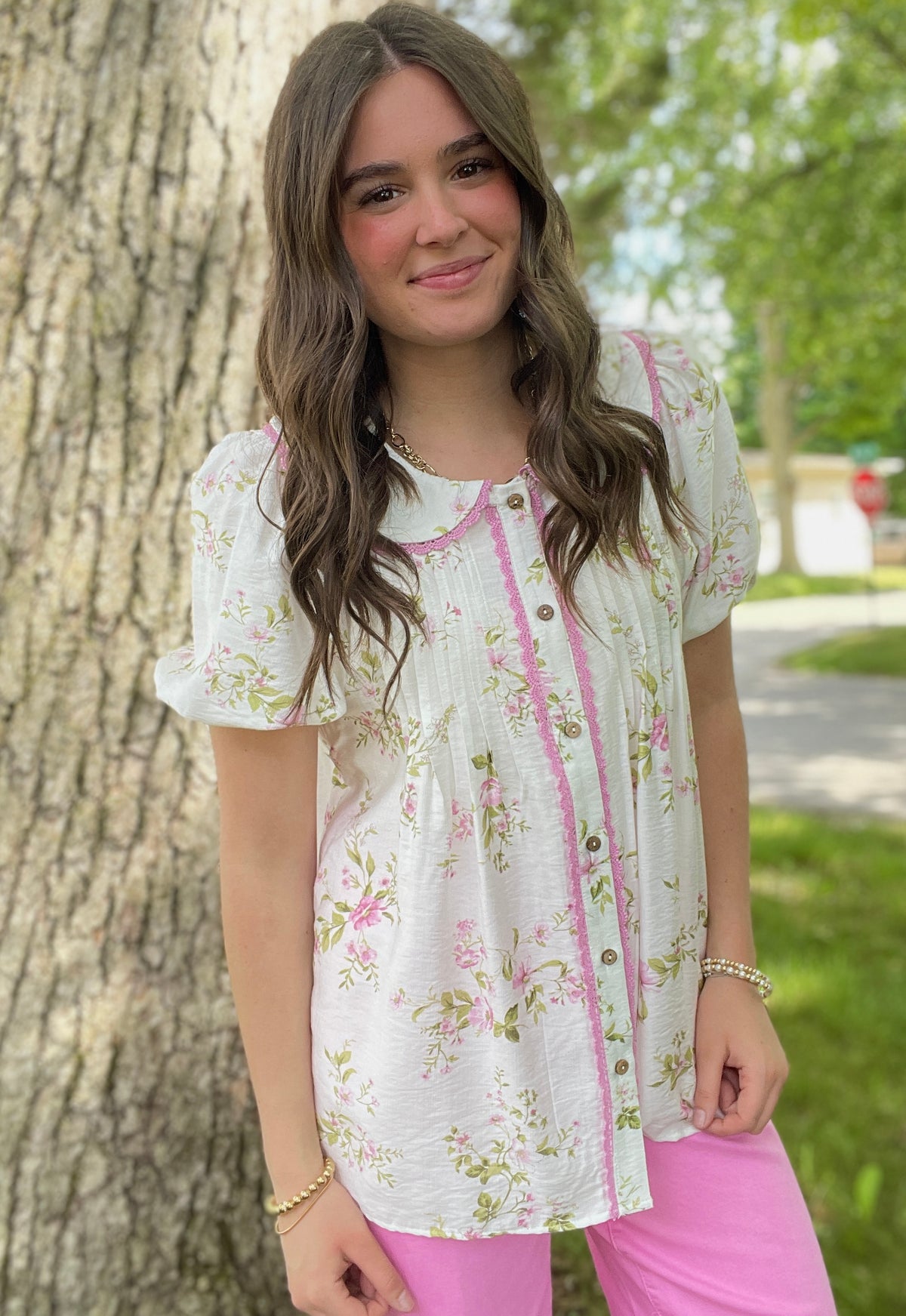 WHITE/LAVENDER FLORAL WOVEN TOP W/ SCALLOPED LACE TRIM