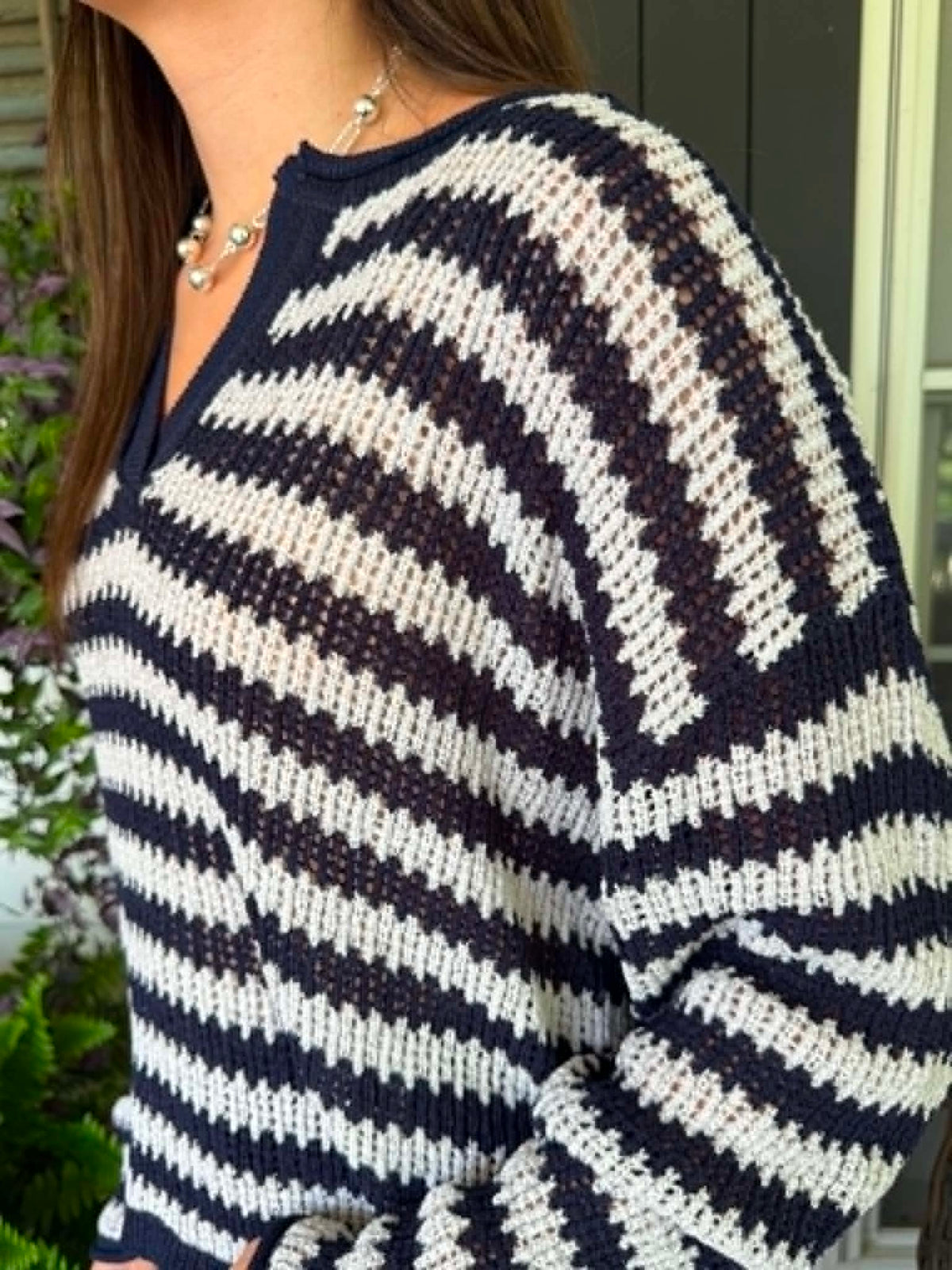 NAVY/WHITE OPEN KNIT LOOSE V NECK SWEATER