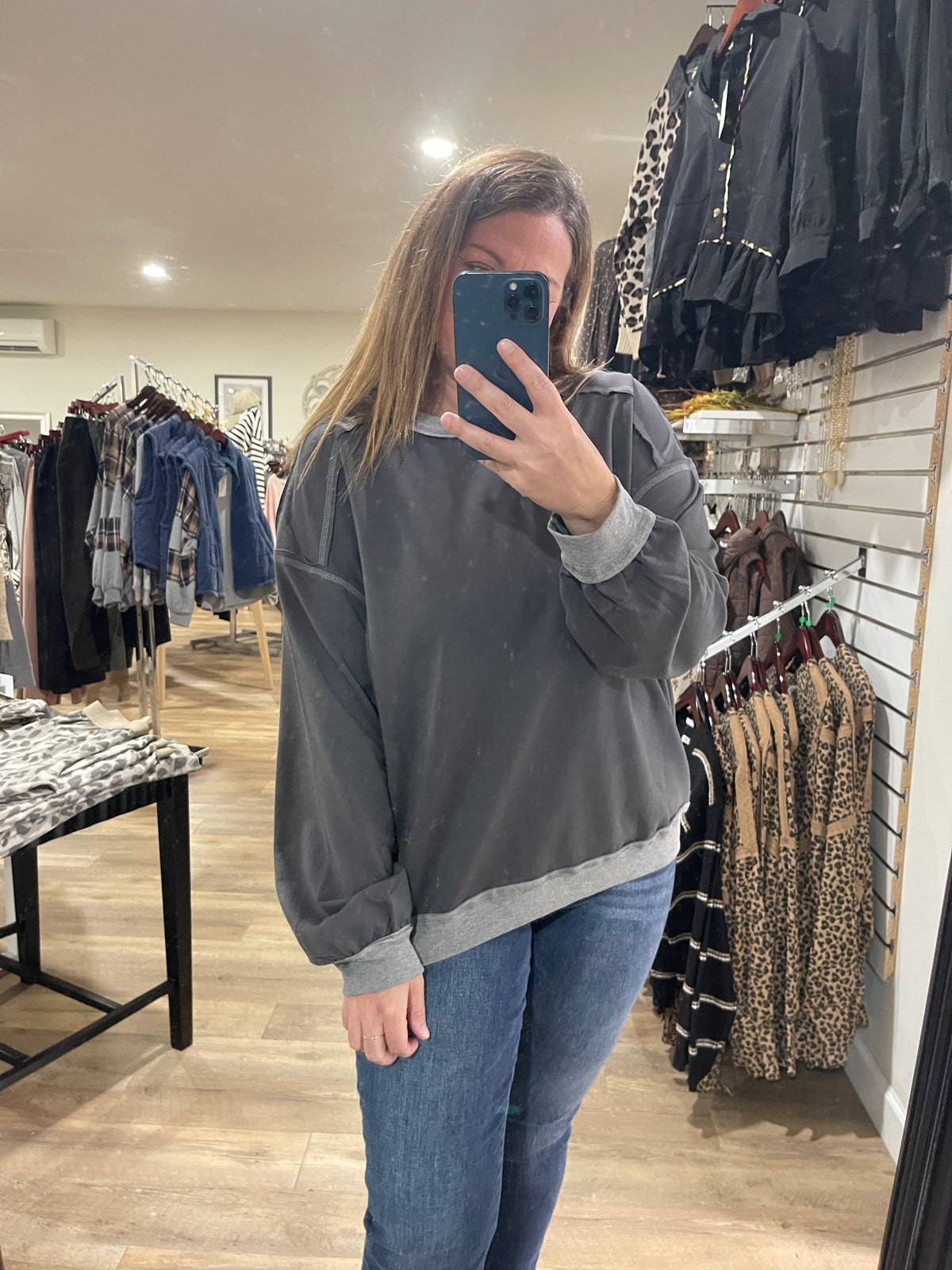CHARCOAL EXPOSED SEAMS KNIT TOP