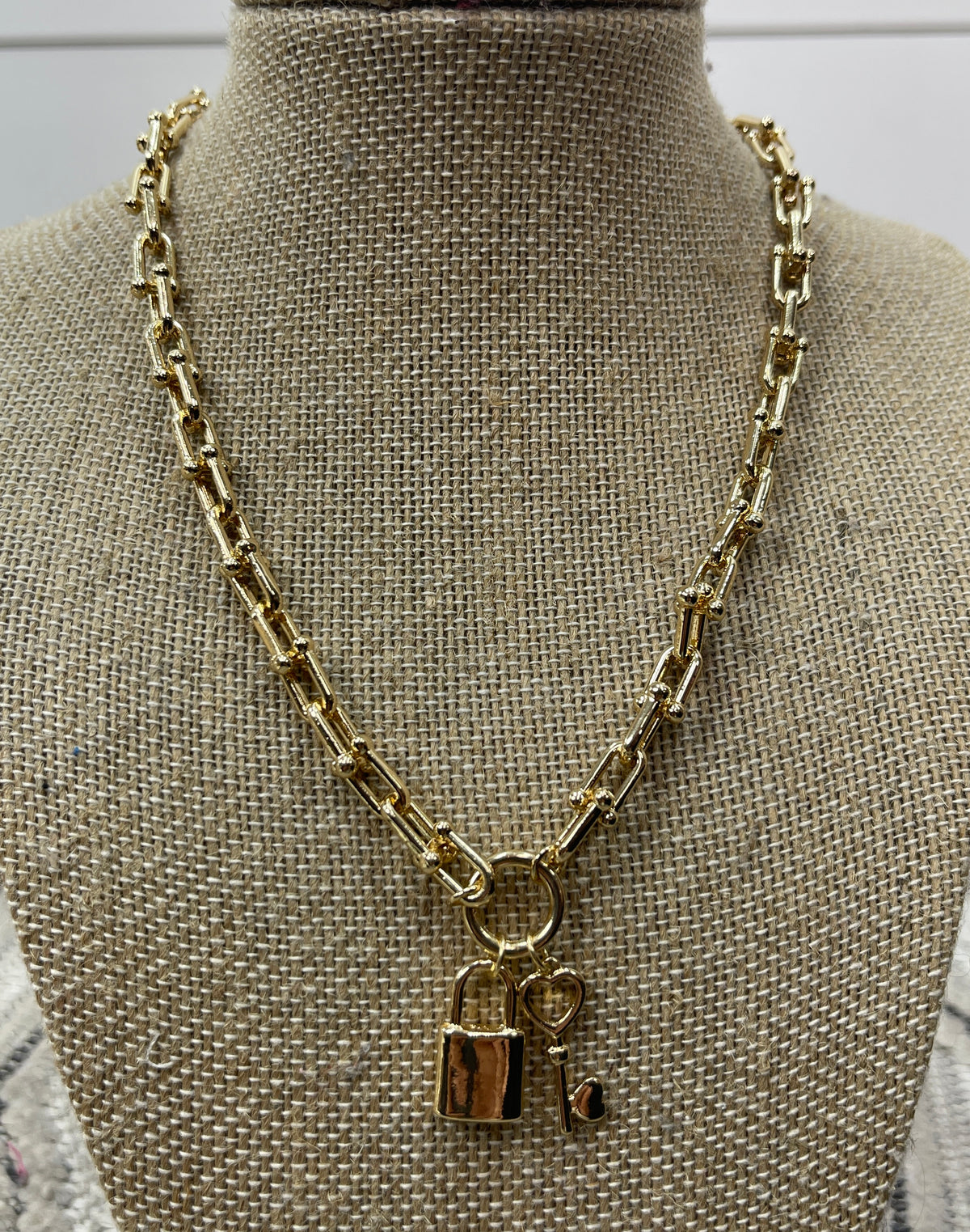 GOLD U CHAIN LOCK AND KEY NECKLACE