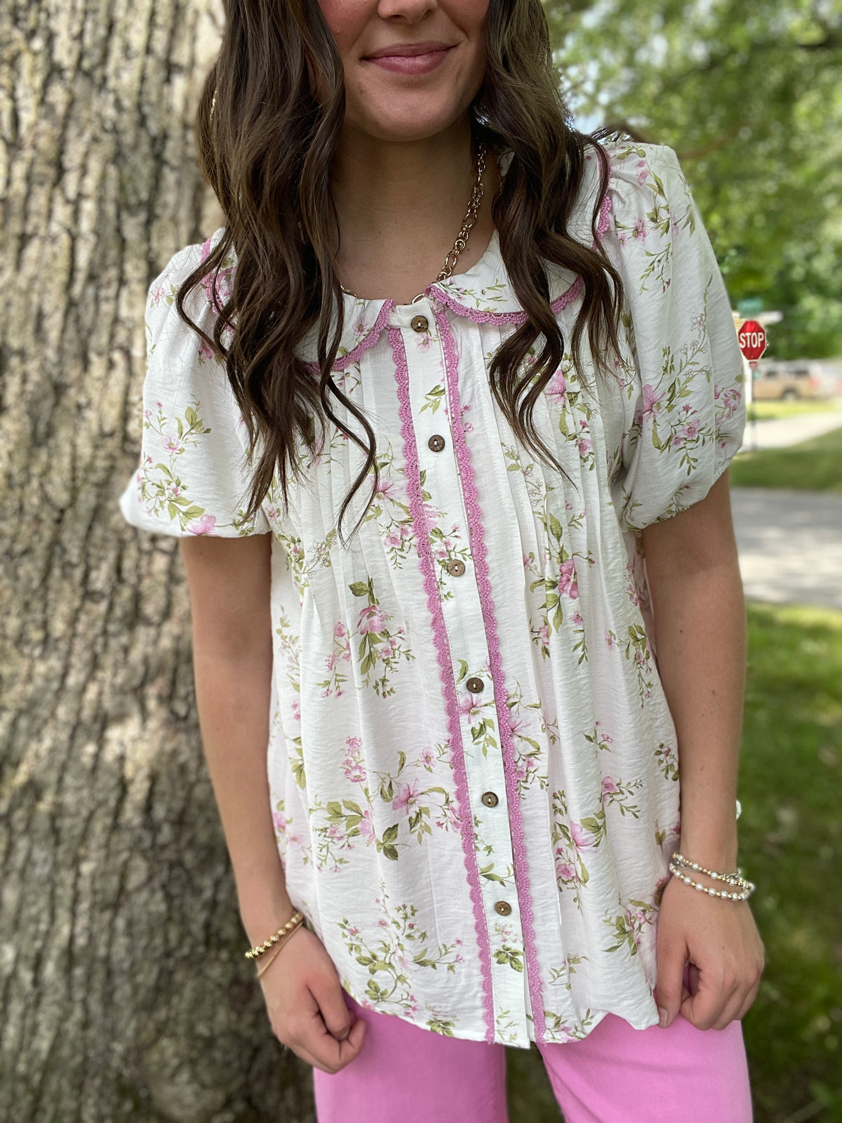 WHITE/LAVENDER FLORAL WOVEN TOP W/ SCALLOPED LACE TRIM