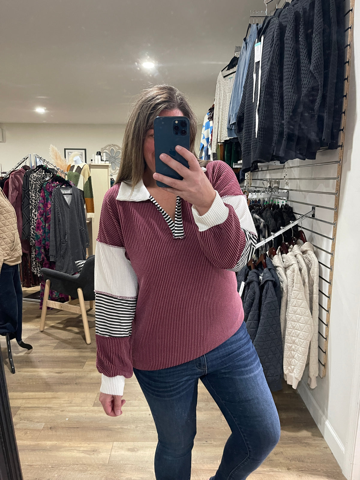 BURGUNDY RAISED RIBBED V NECK CONTAST SLEEVE KNIT TOP