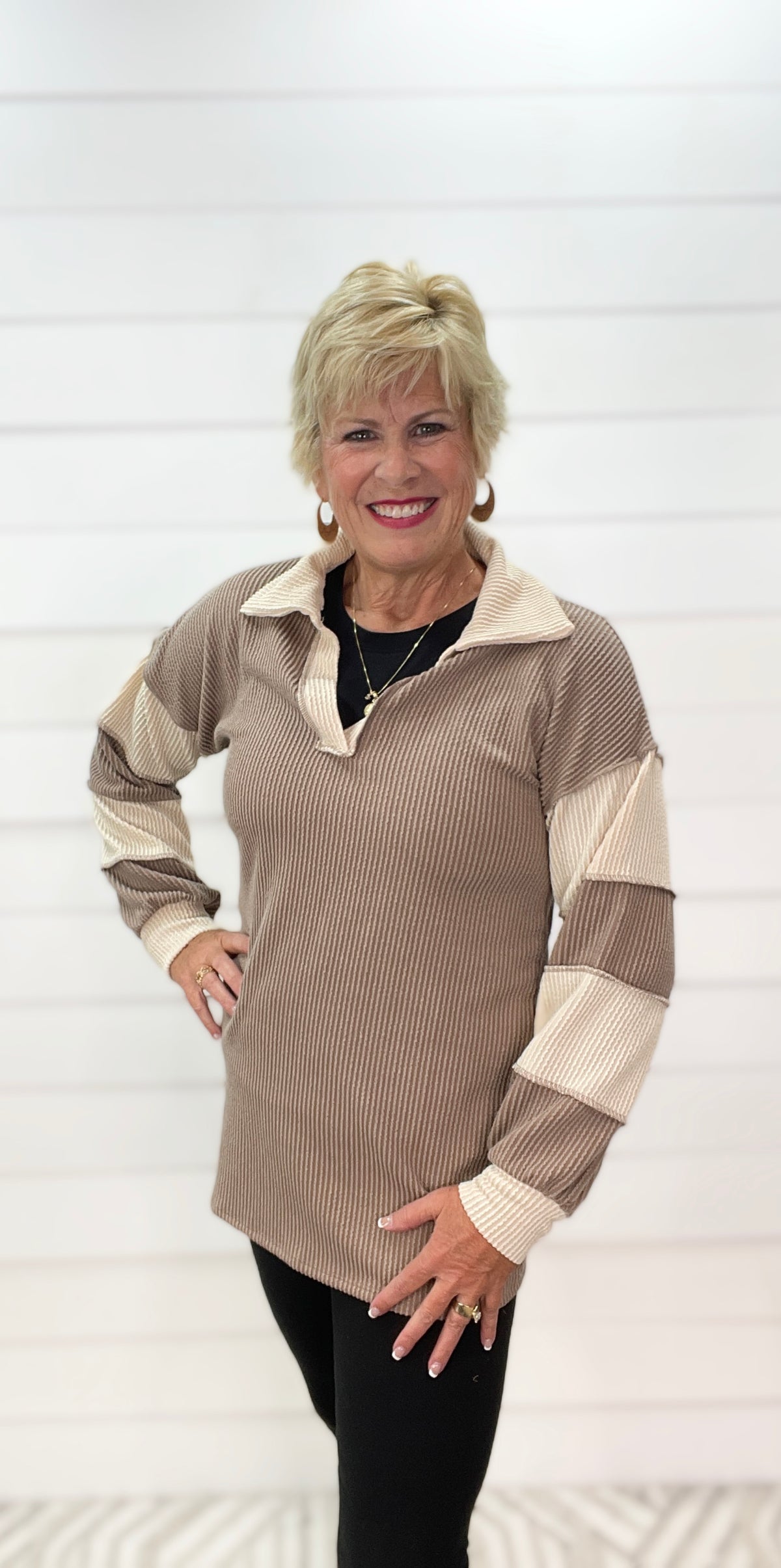 MOCHA/CREAM RAISED RIBBED LAY DOWN COLOR KNIT TOP