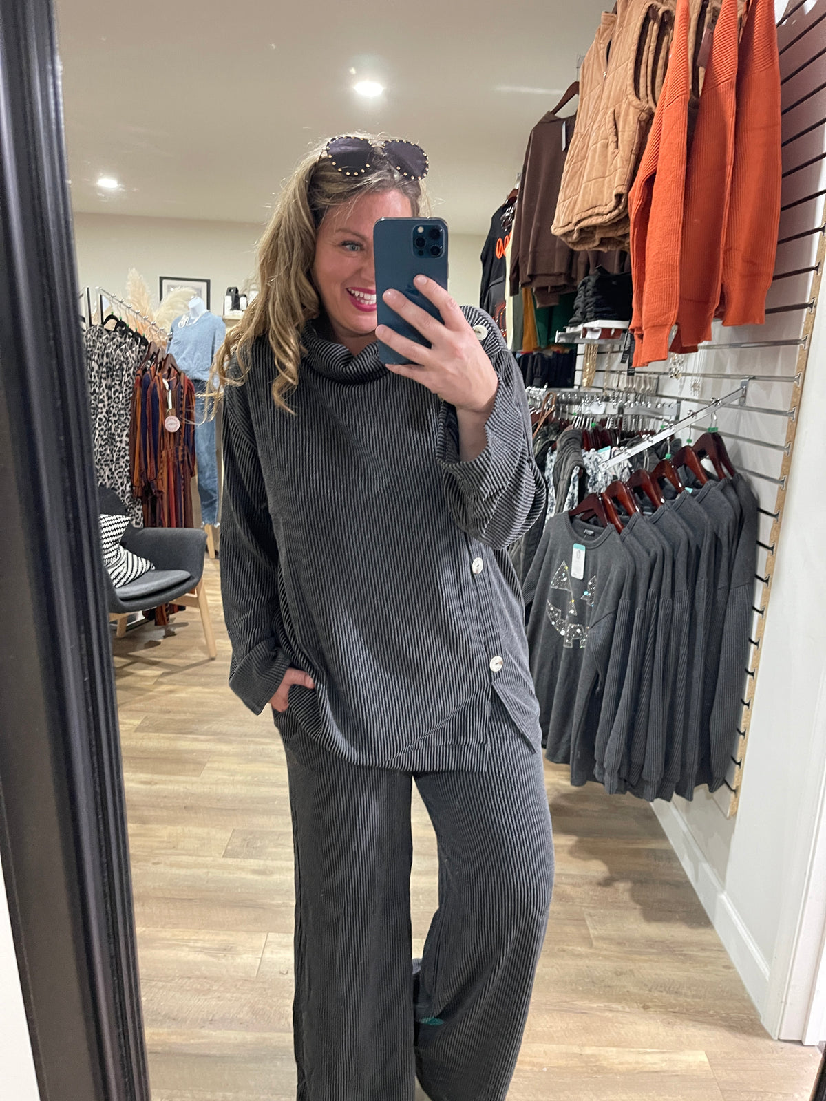 DEAR SCARLETT LAVISH RAISED RIBBED BUTTON TRIM SET - BLACK