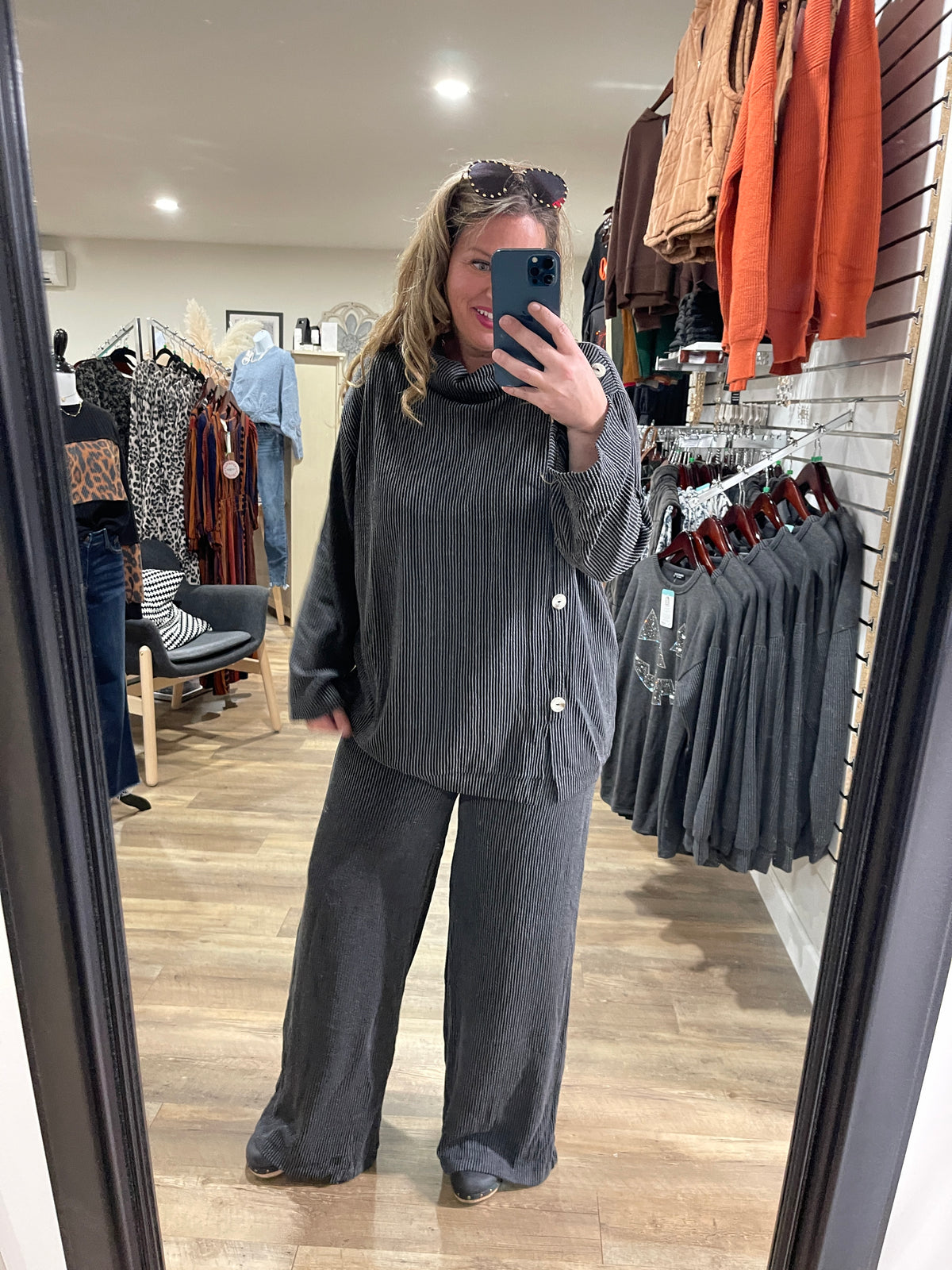 DEAR SCARLETT LAVISH RAISED RIBBED BUTTON TRIM SET - BLACK