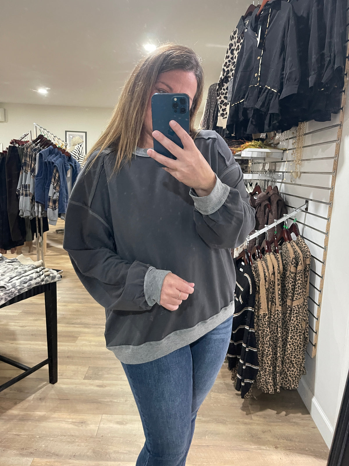 CHARCOAL EXPOSED SEAMS KNIT TOP