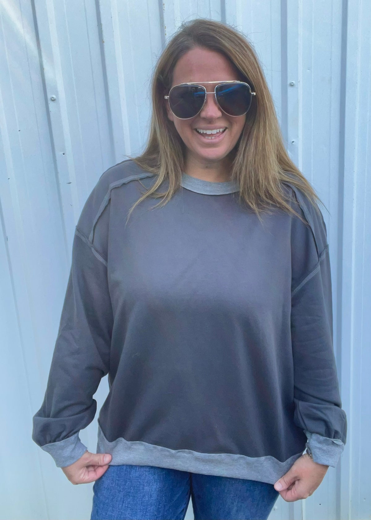 CHARCOAL EXPOSED SEAMS KNIT TOP