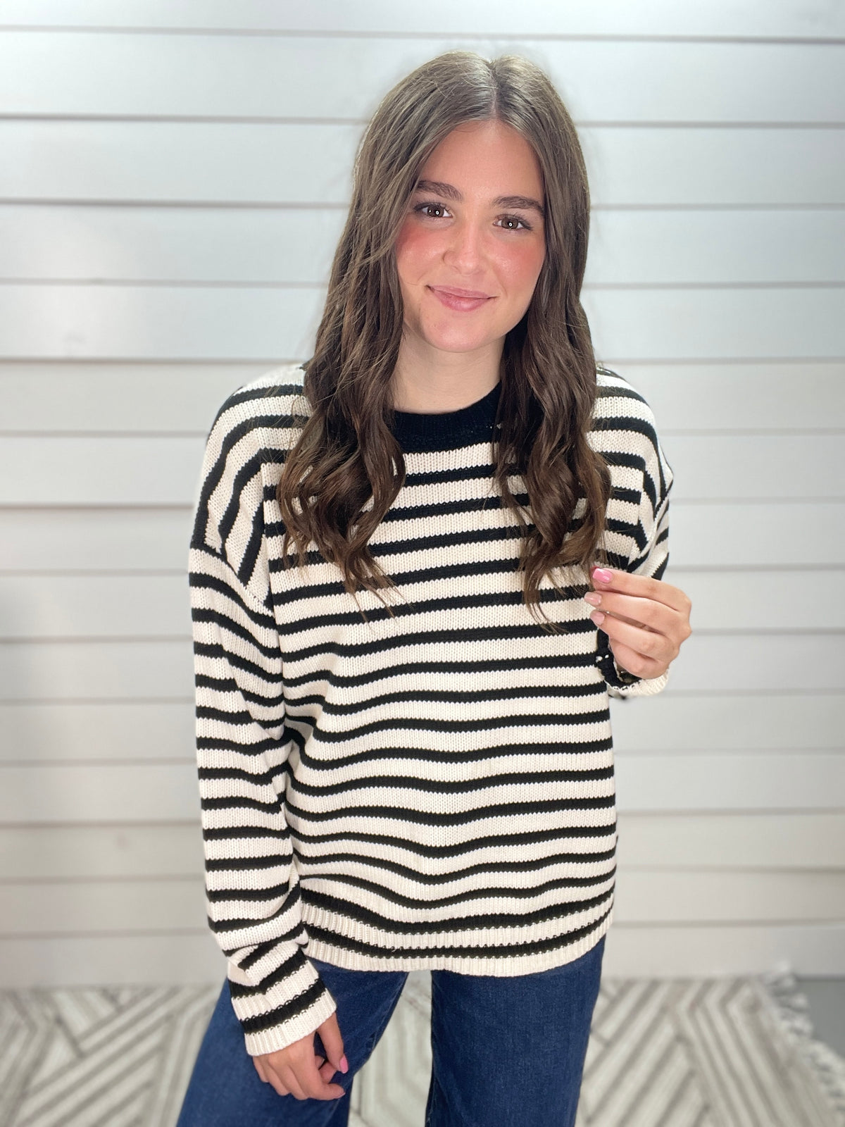 BLACK/WHITE STRIPED KNIT SWEATER